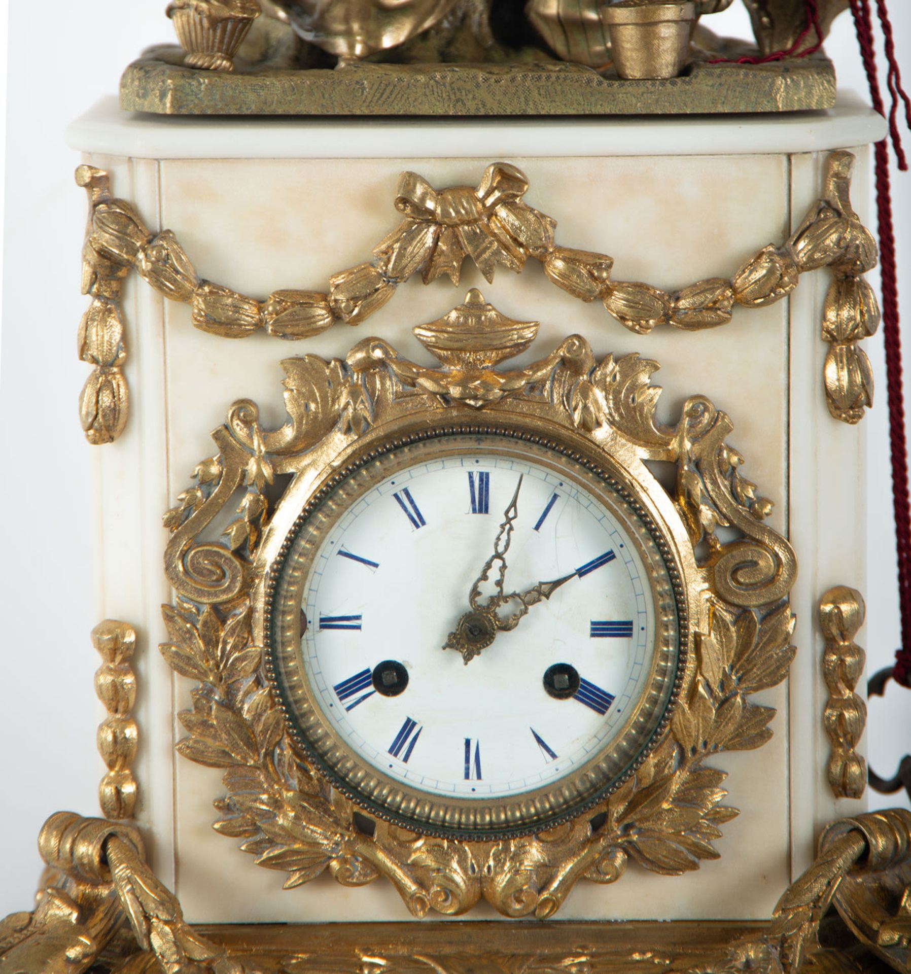 Bronze and marble clock depicting a couple watering pots, 19th century - Image 4 of 6