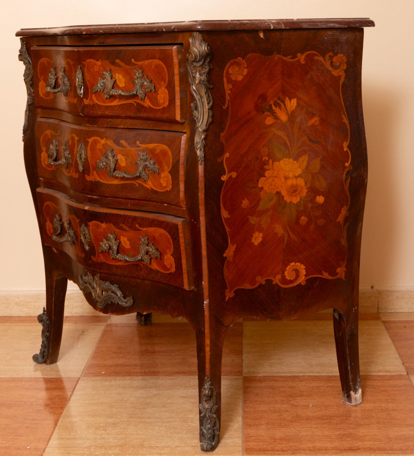 Elegant Louis XV style chest of drawers from the 19th century in fruit marquitry and gilt bronze - Bild 2 aus 3