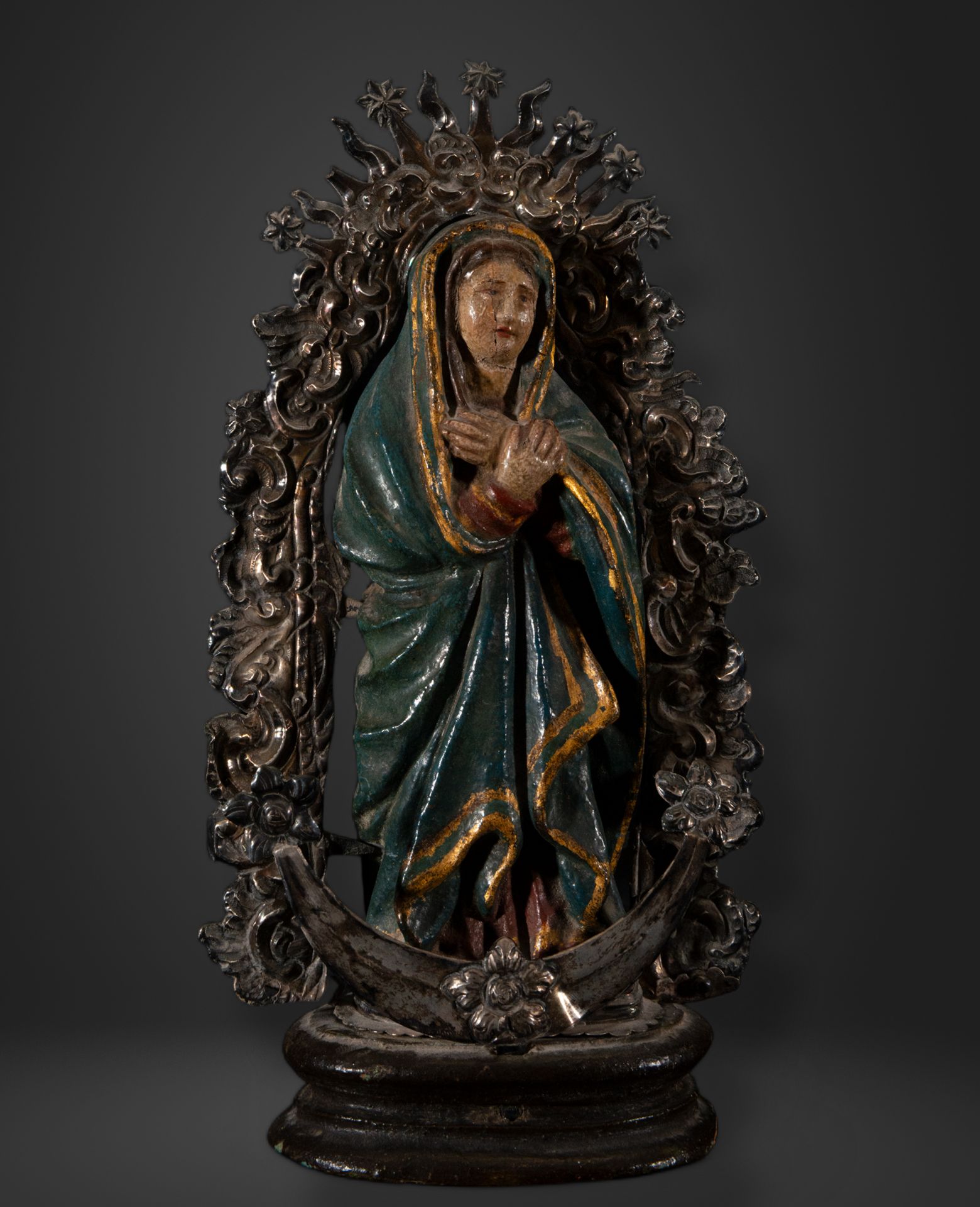 Exquisite Virgin of Los Dolores in Alabaster Huamanga Polychrome and silver, colonial work from the 