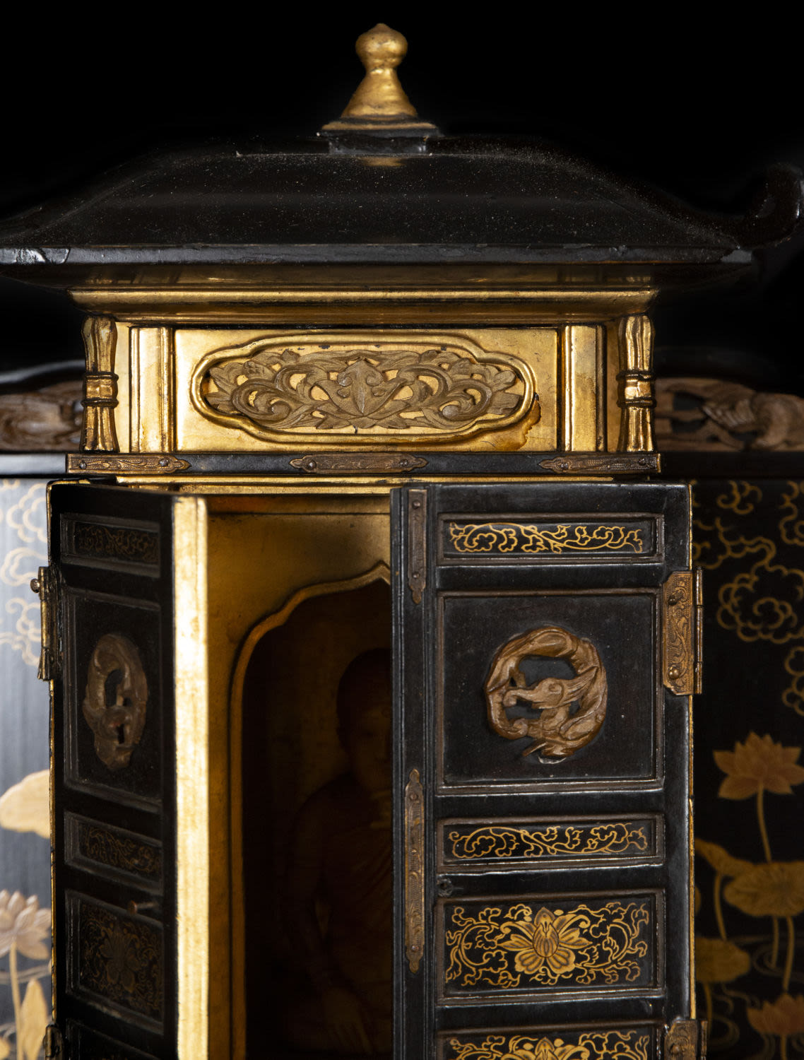 Beautiful Japanese Meiji cabinet with Buddha in lacquered and gilded wood, 19th century - Image 2 of 8