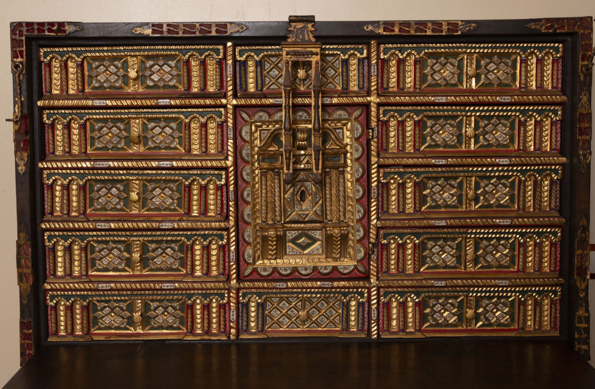 Important Spanish colonial Vargas Style "Bargueño" Cabinet with table from the 17th century early 18 - Bild 3 aus 7