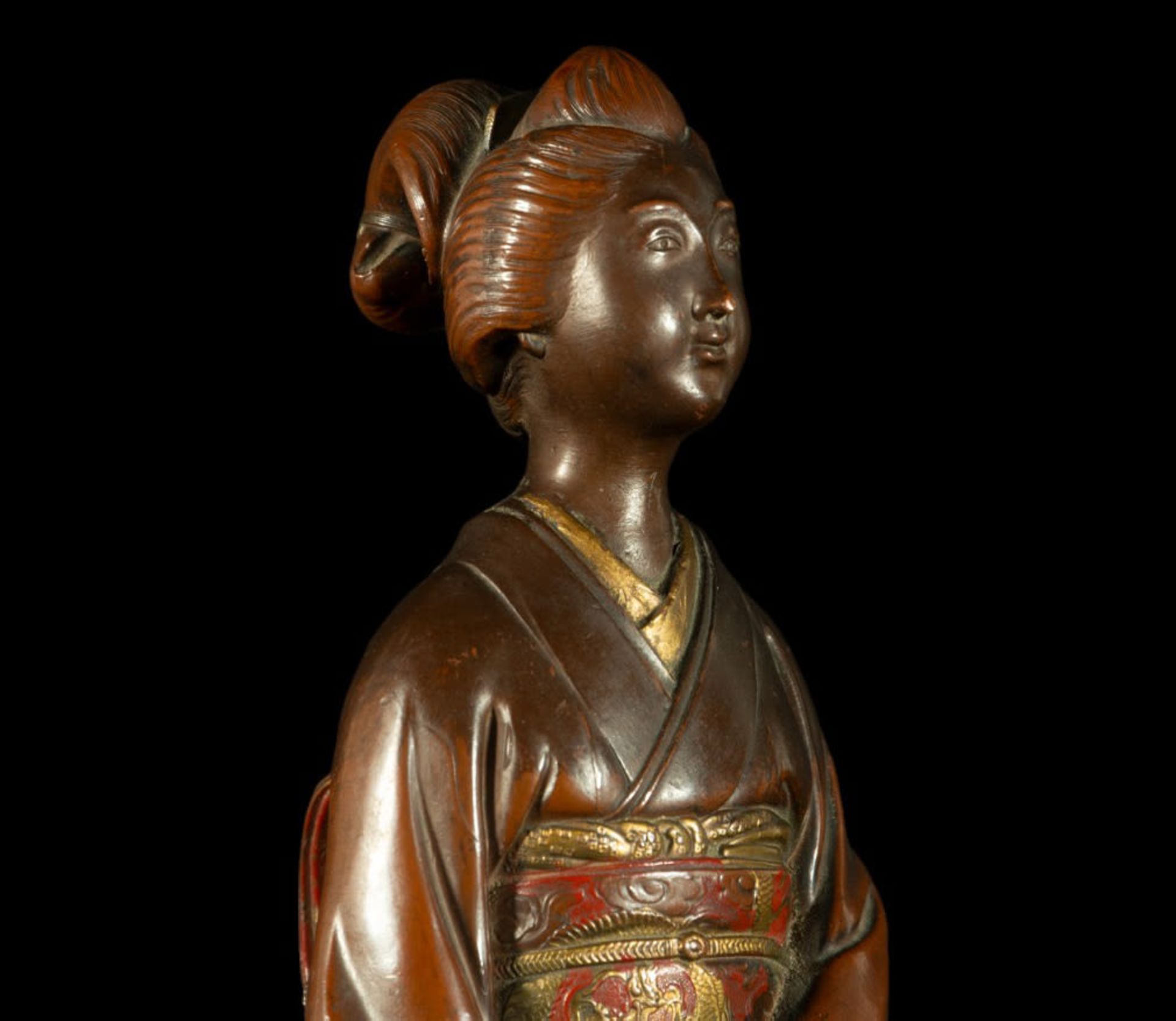 Exquisite Japanese Meiji Geisha in carved and gold-gilt "repoussé" copper, 19th century - Bild 5 aus 7