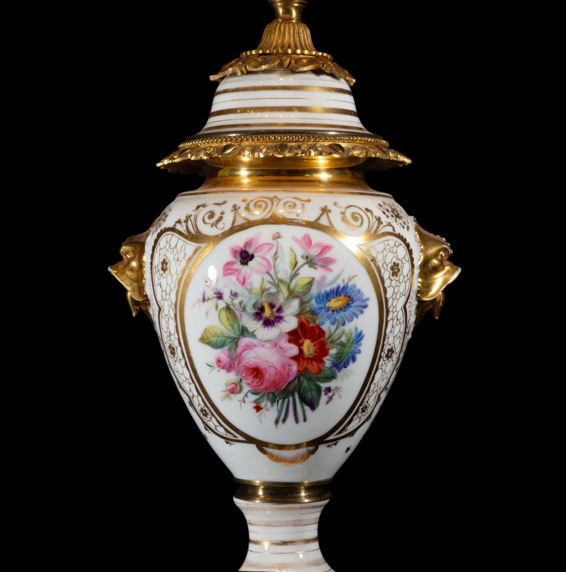 Pair of porcelain vases transformed into lamps, 19th century - Bild 3 aus 13
