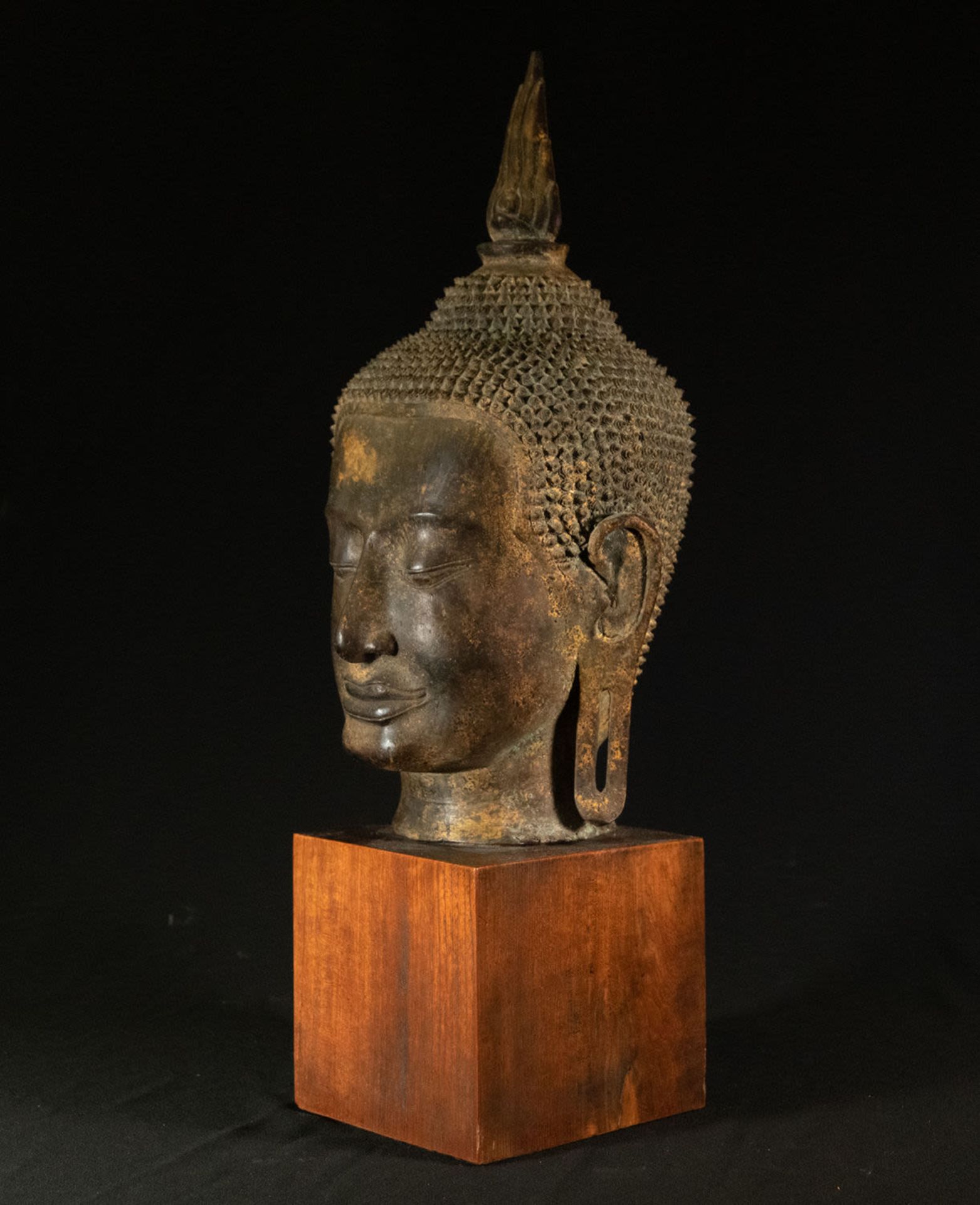 Large Gilt Bronze Buddha Head, Cambodia, 17th century - Bild 3 aus 4
