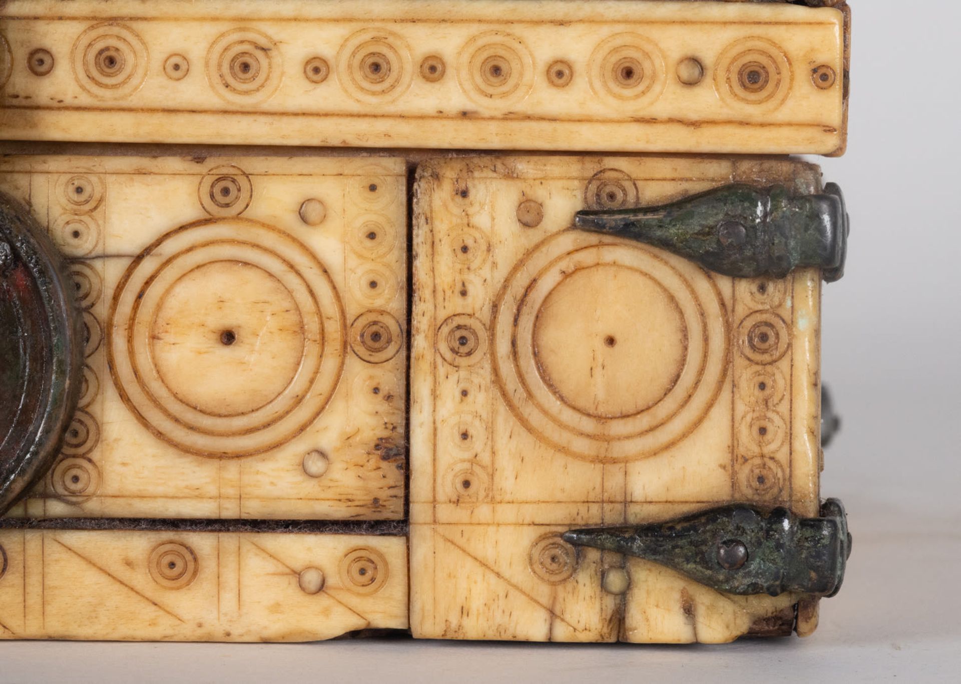 Rare bone box and wrought iron Siculo - Norman casket in the Germanic or Norman style, ex-european p - Bild 4 aus 13