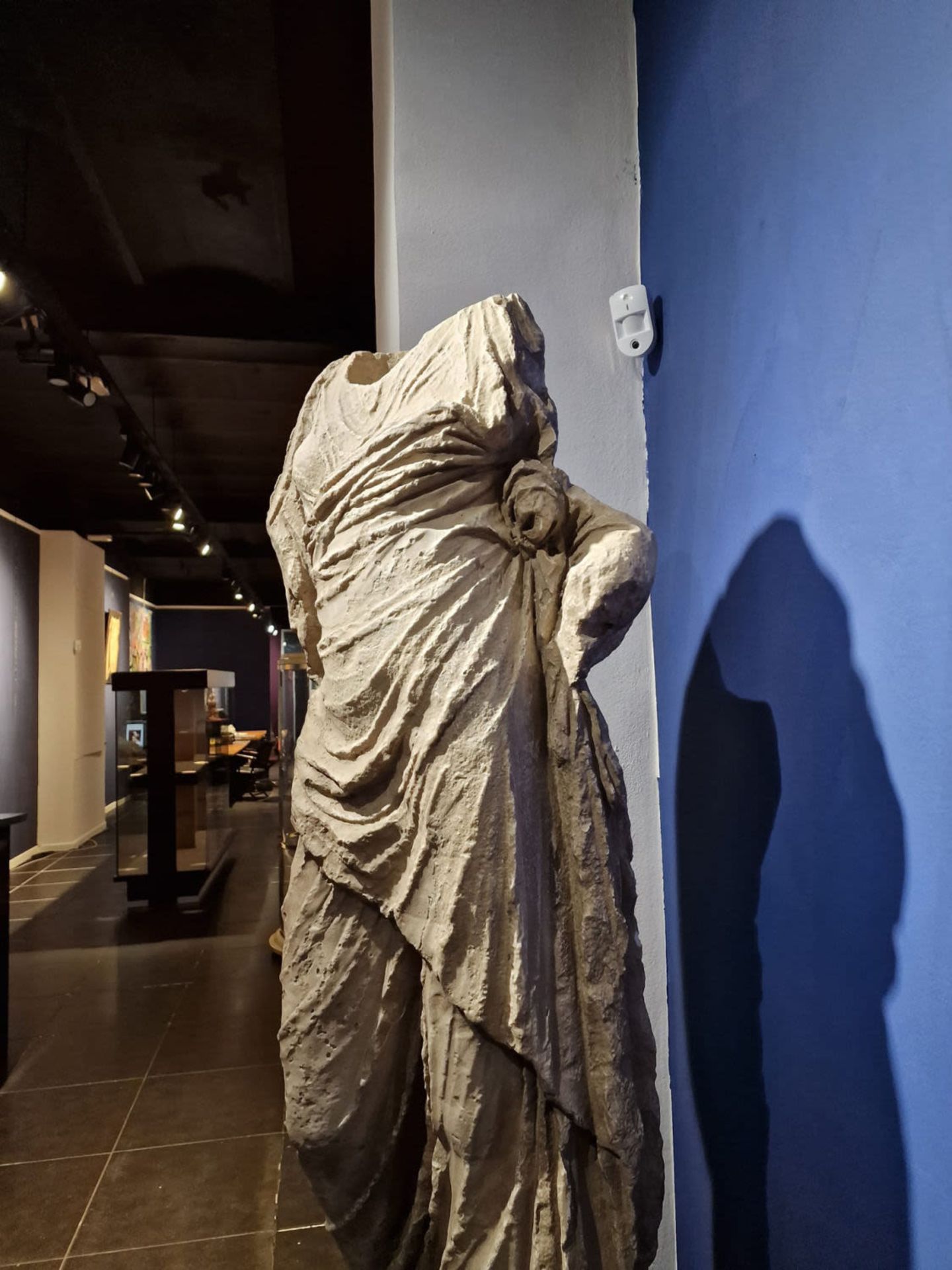 Goddess Tanit in Marble dust, following Classic Roman models, 20th century - Bild 5 aus 6