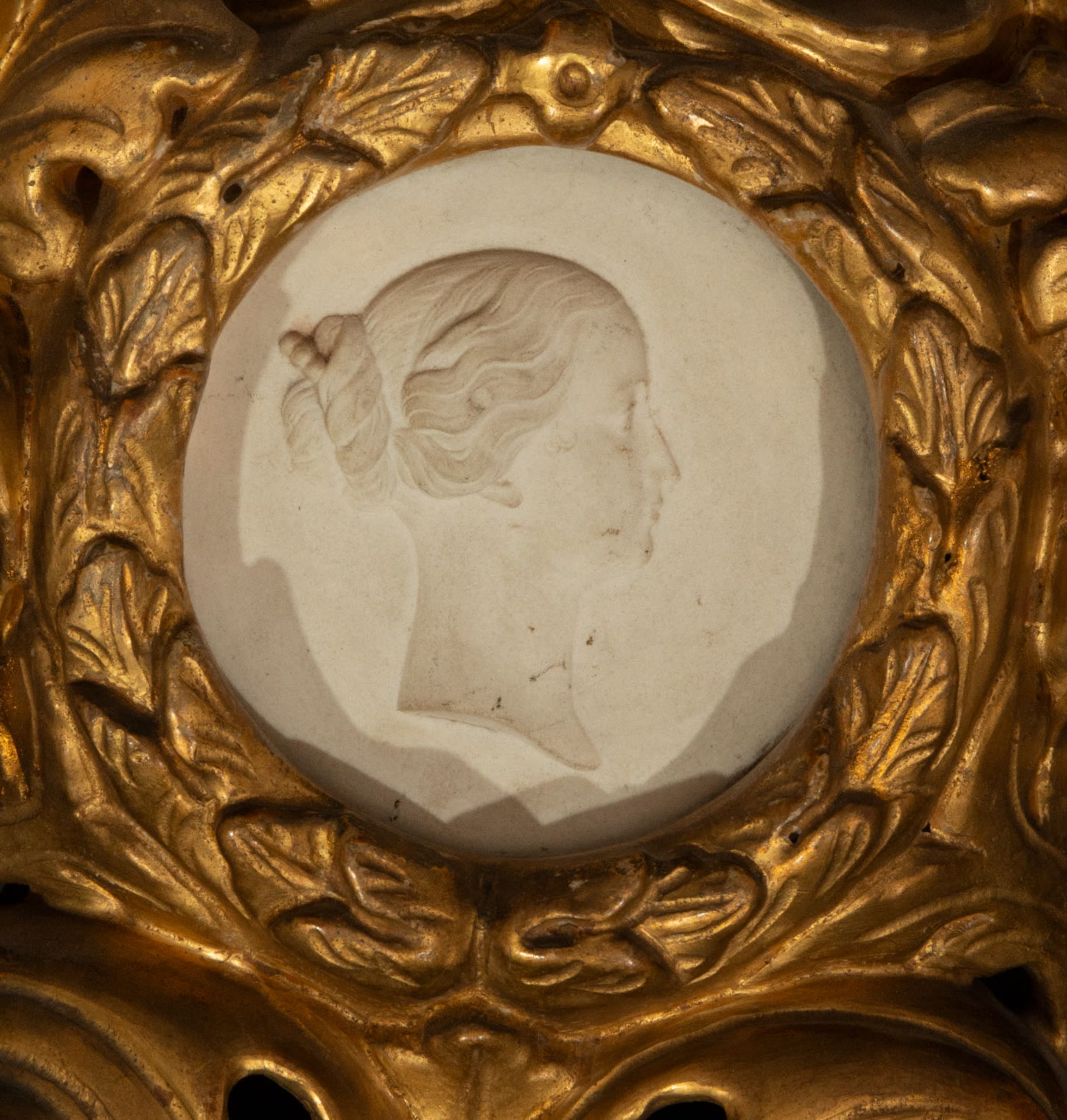 Rococo frame with oval portrait in biscuit porcelain, France, 18th century - Image 2 of 3