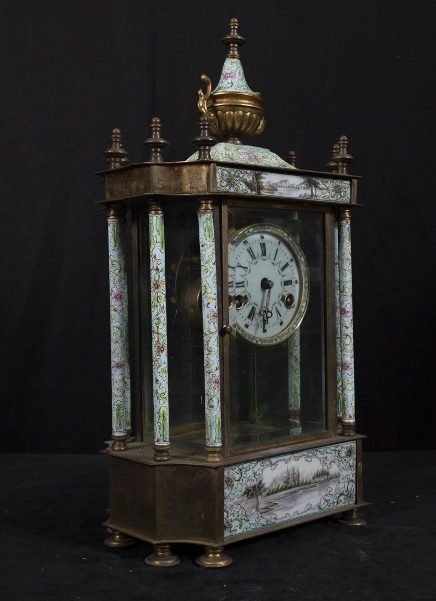 Portico Clock in bronze and Chinese enamels from Canton for export to the European market, 19th cent - Image 4 of 6