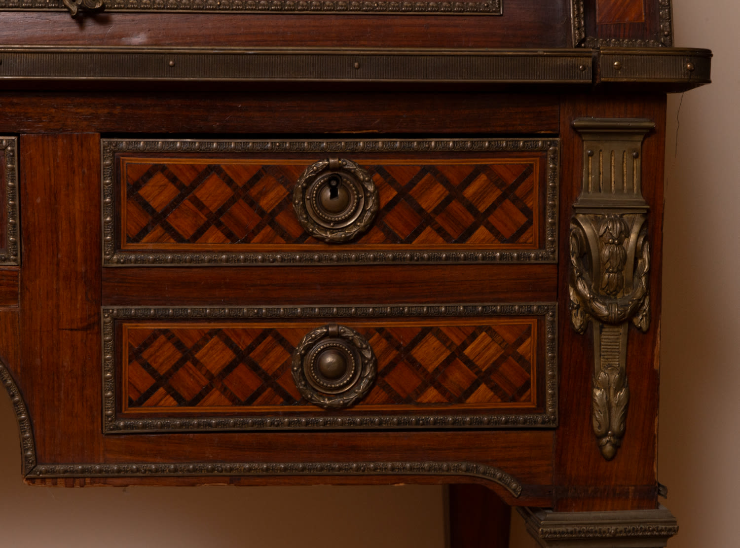 Precious "Bureau a Plat" with Bourbon shield in marquetry from the beginning of the 20th century to  - Image 2 of 6