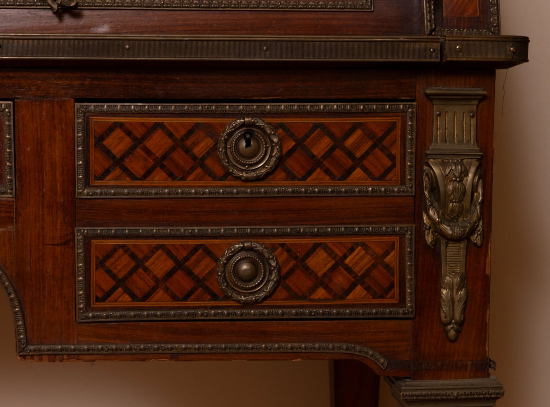 Precious "Bureau a Plat" with Bourbon shield in marquetry from the beginning of the 20th century to  - Bild 2 aus 6