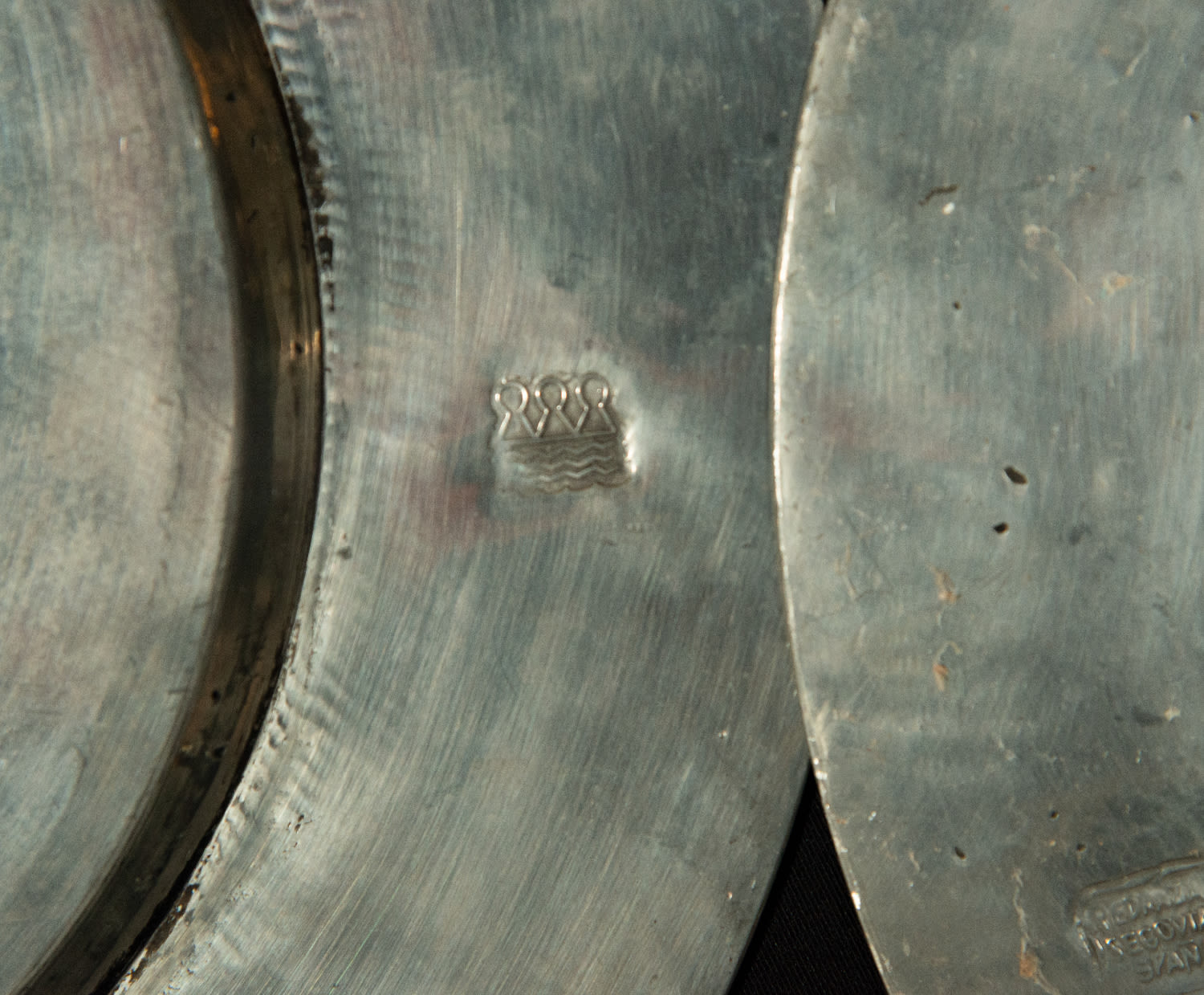 Important decorative set of 12 large display trays in silvered metal in the Spanish Philip II style - Image 5 of 5