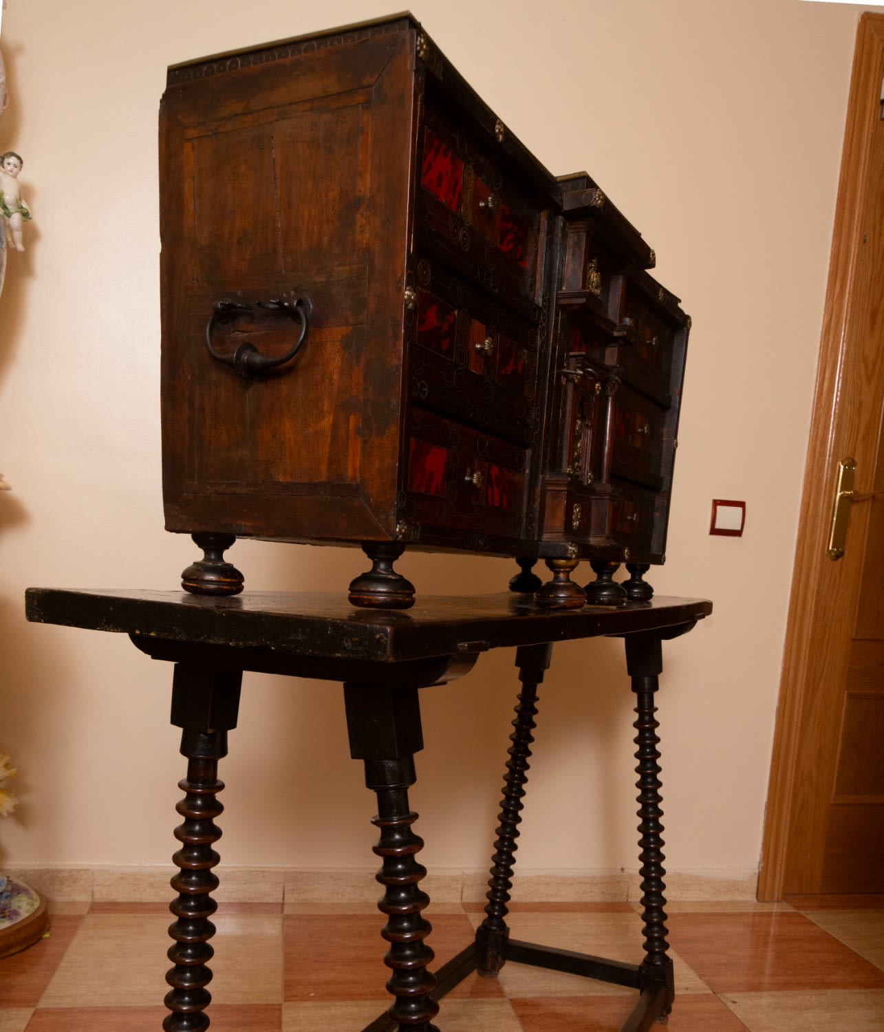 Decorative "Bargueño" Italo Flemish, in tortoiseshell and fruit marquetry from the 18th century with - Image 4 of 5