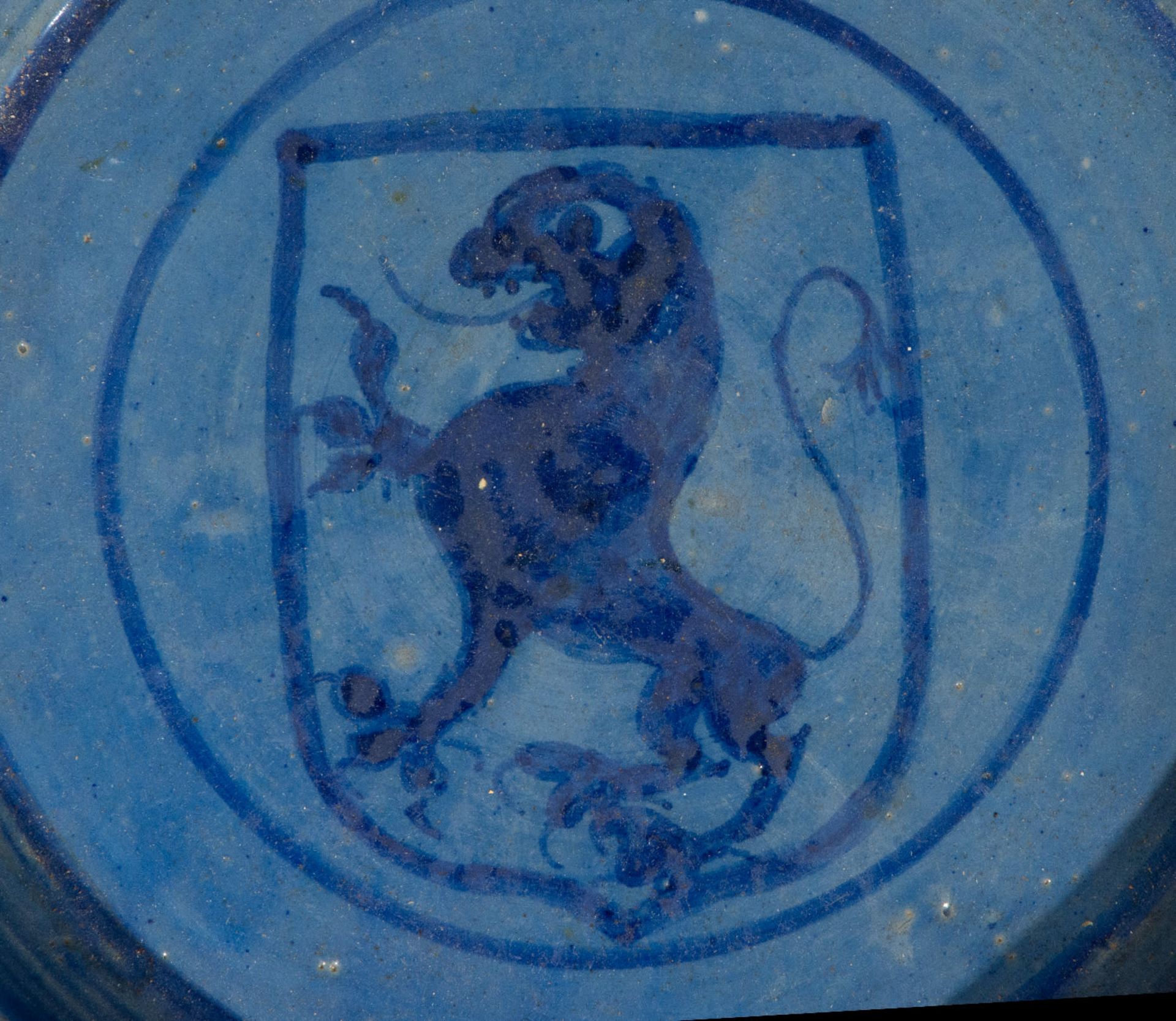 Spectacular Large Plate in enameled blue from Manises with Lion rampant from the 16th century - Image 2 of 4
