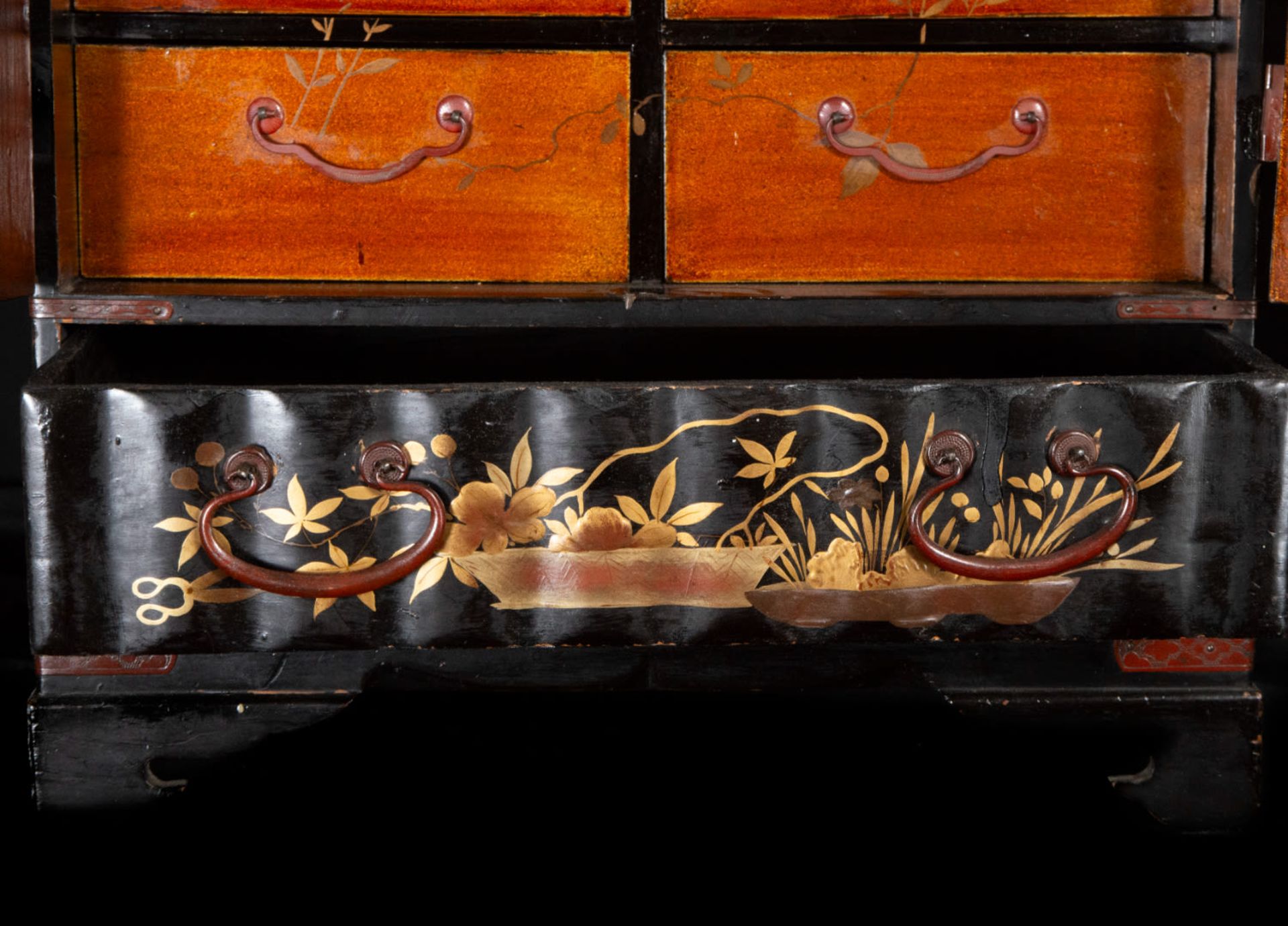 Exquisite Japanese Meiji tabletop cabinet in lacquered and gilded wood, 19th century - Bild 6 aus 8
