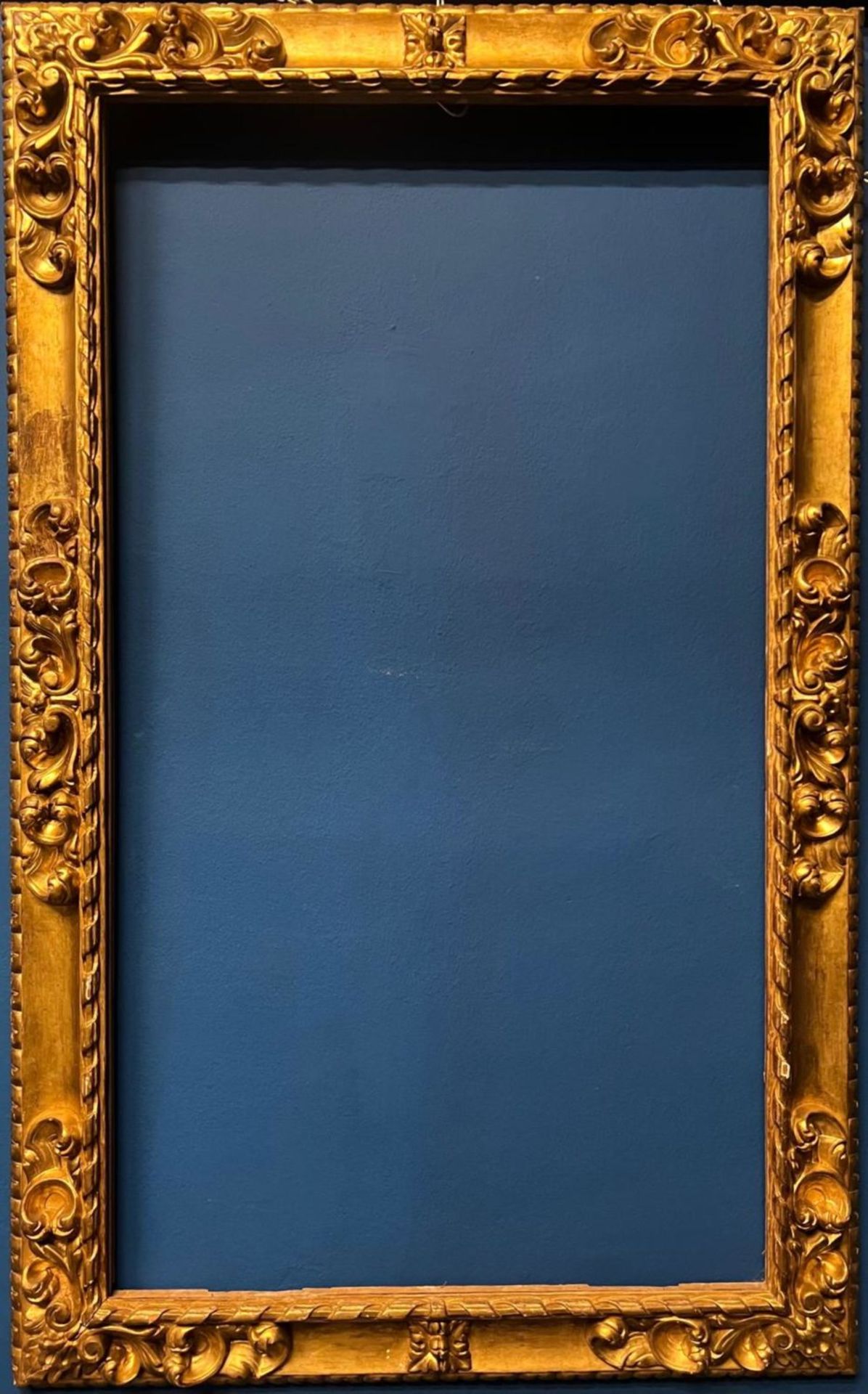 Important and large Spanish Baroque frame from the mid-18th century, in carved wood and gilded with 