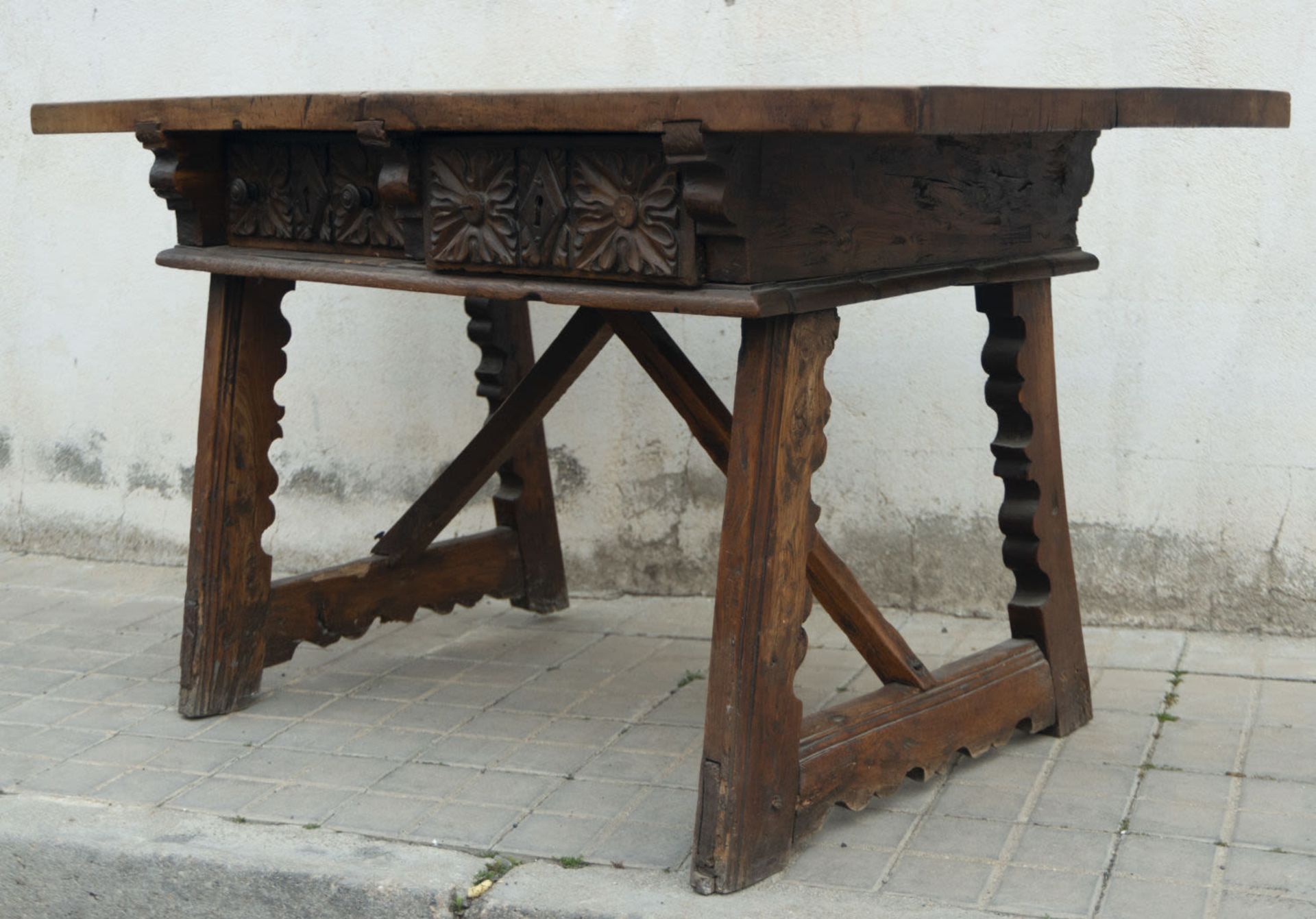 Tyrolean or German kitchen table from Bavaria in oak wood from the 16th century, Swiss or German Ren - Image 3 of 4