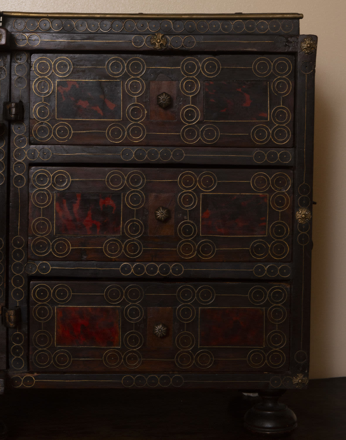 Decorative "Bargueño" Italo Flemish, in tortoiseshell and fruit marquetry from the 18th century with - Image 3 of 5