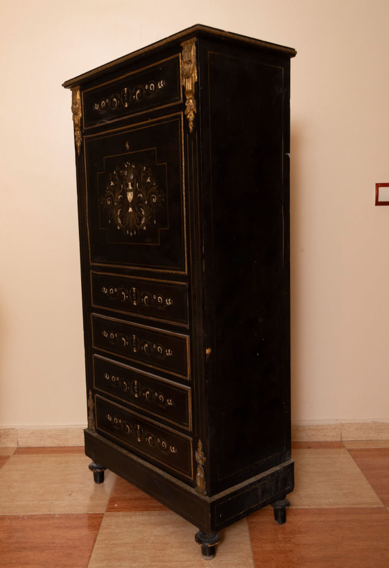 Distinguished Louis XV style Entredos Furniture with desk in ebonized wood and mercury gilded bronze - Bild 2 aus 2