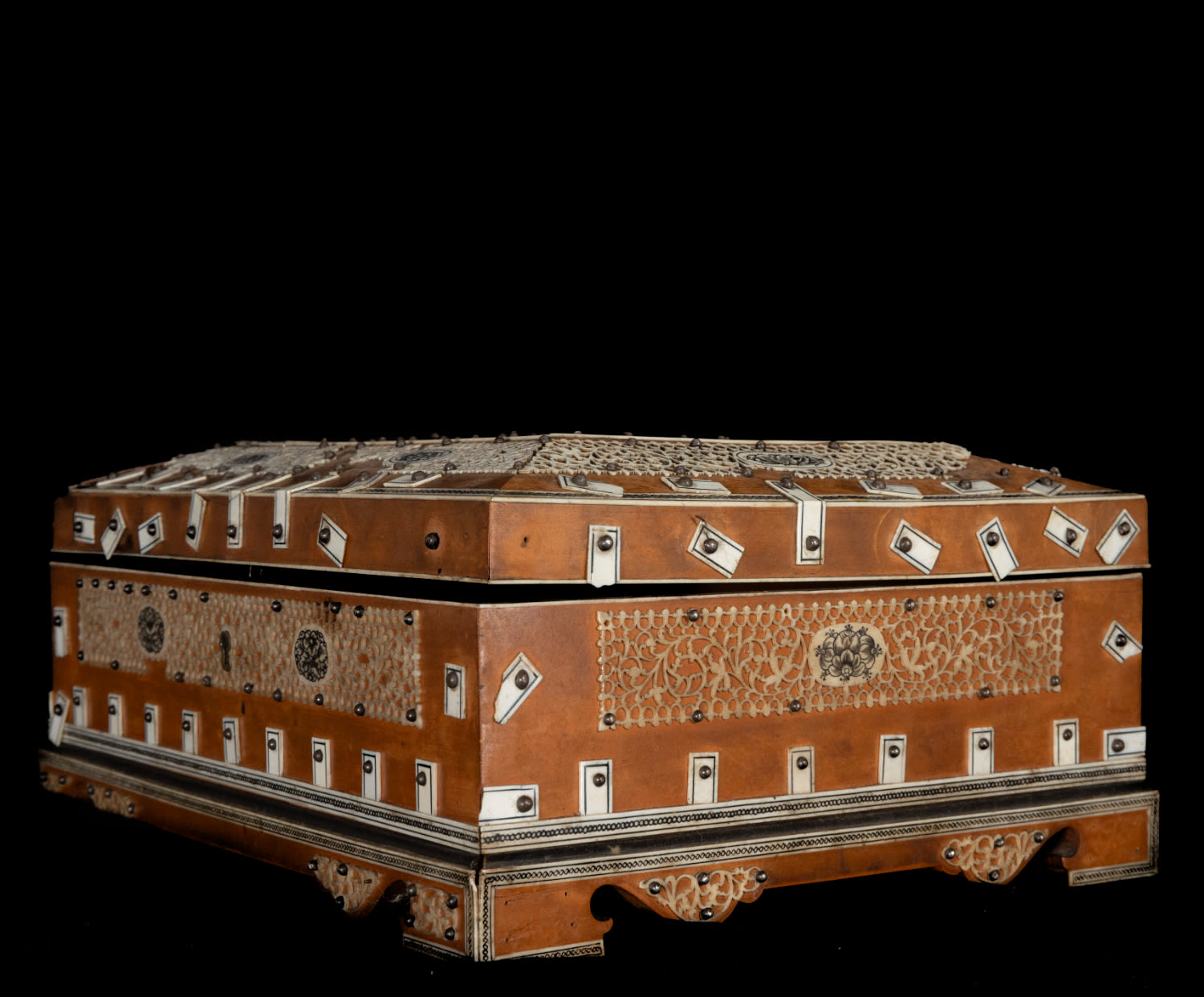 Indian tabletop chest in wood and carved bone marquetry with floral motifs, 19th century - Image 3 of 6