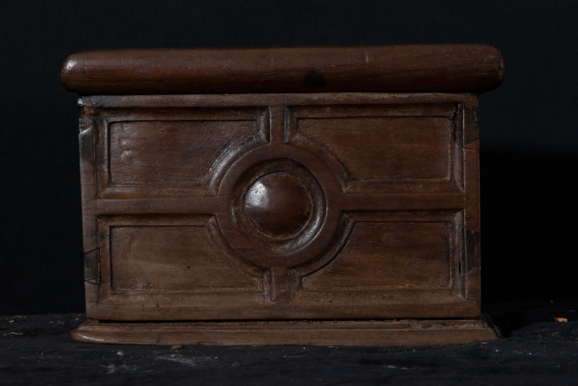 Alms box in Plateresque fruit wood from the 16th century, Valladolid or Madrid - Bild 4 aus 4