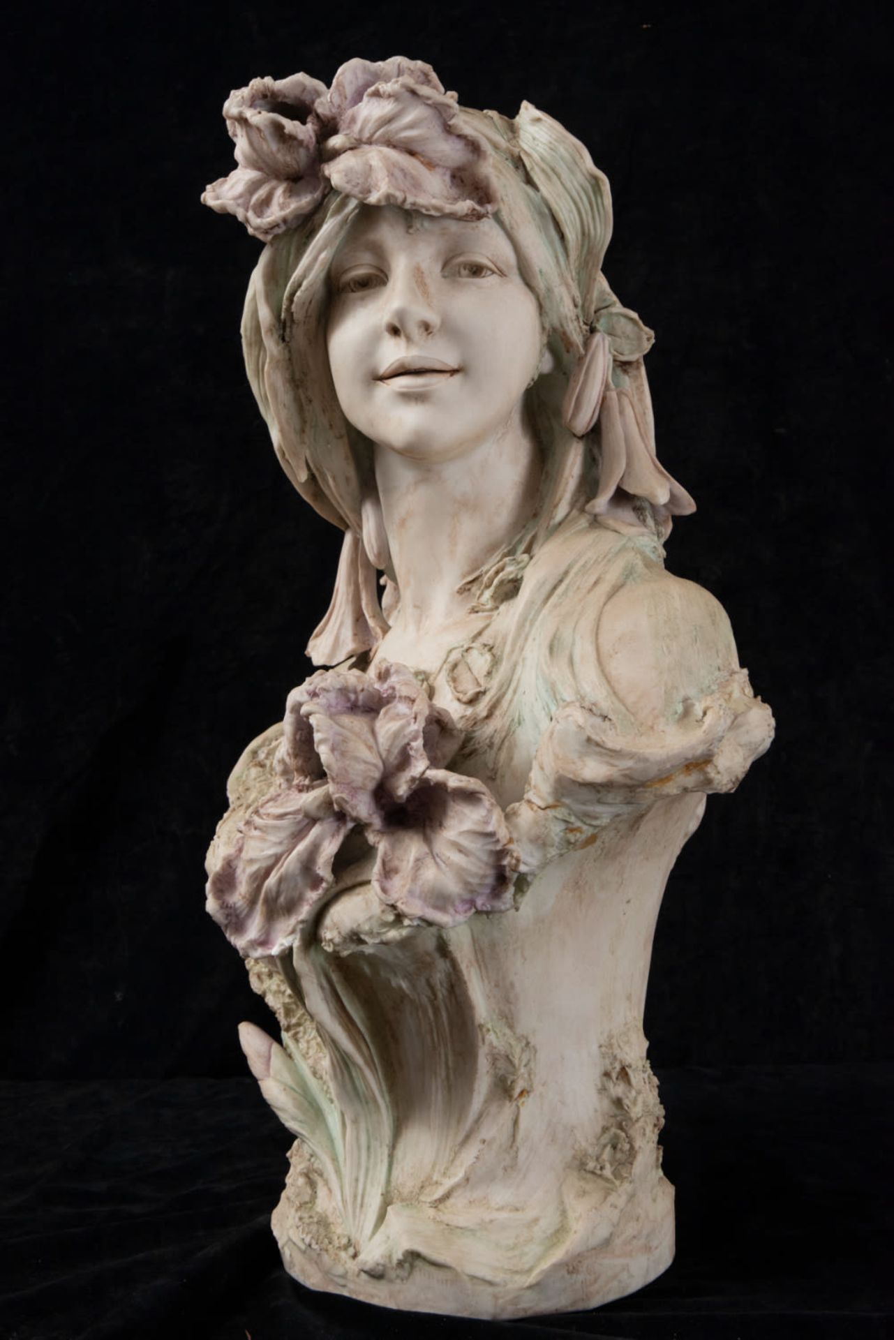Biscuit bust of a young lady with flowers in her hand and head, 19th century - Bild 2 aus 4