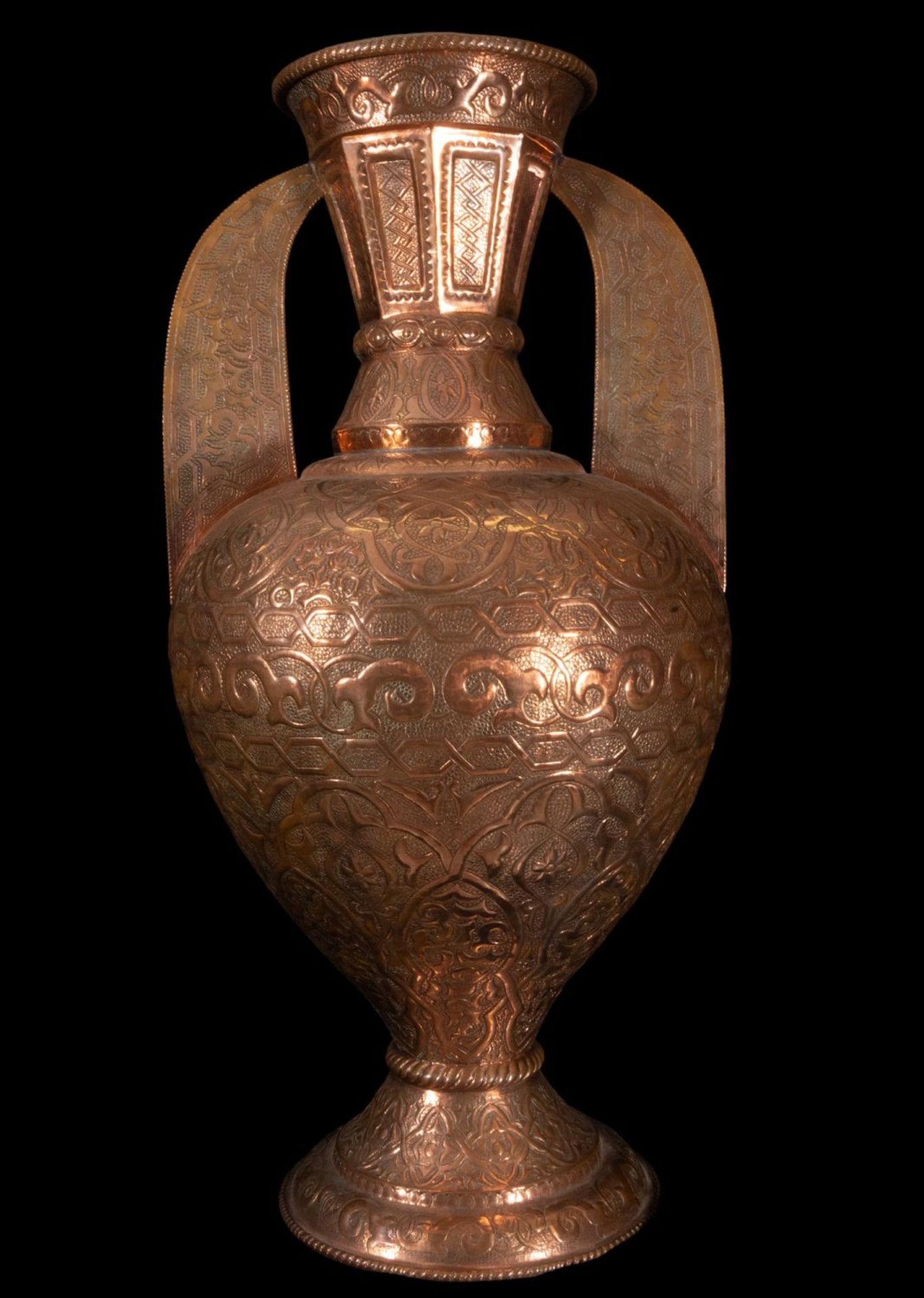 Pair of Large Embossed Copper Vases in the "Alhambra" style, Andalusian Granada work from the 19th c - Bild 4 aus 10
