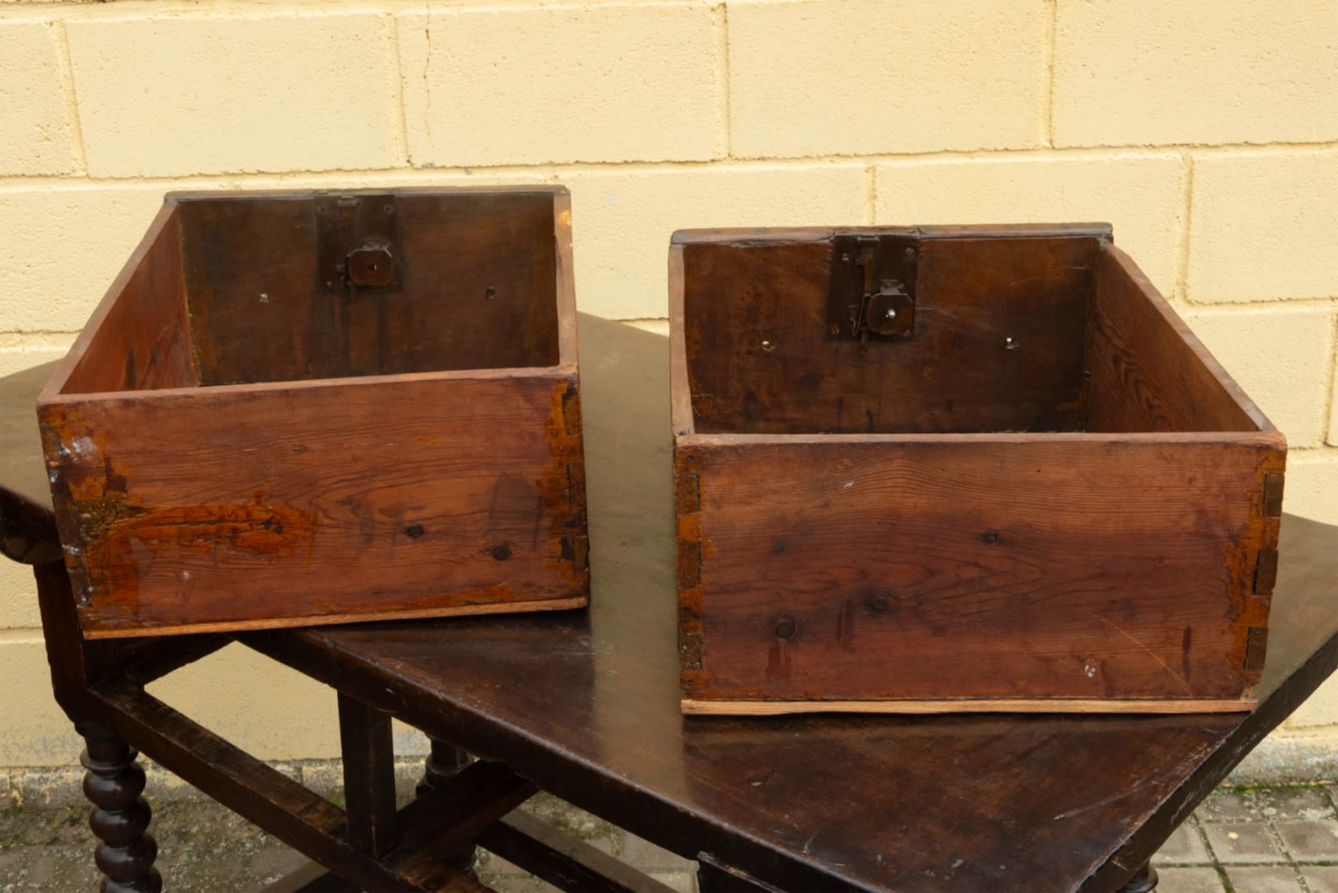 Oak kitchen table, 17th century - Image 3 of 4