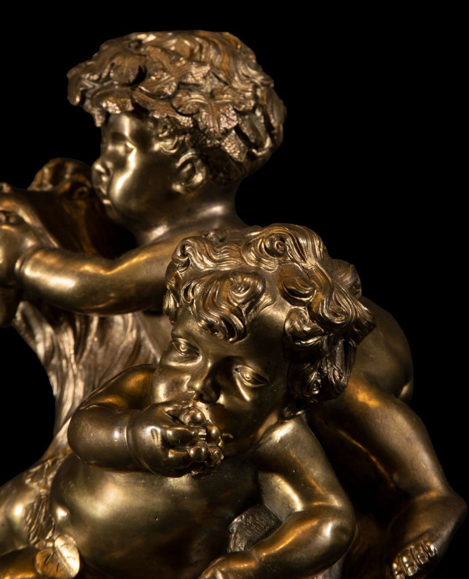 Allegorical French Beaux Arts sculpture of two Amours climbing a goat in patinated and gilded bronze - Bild 5 aus 8