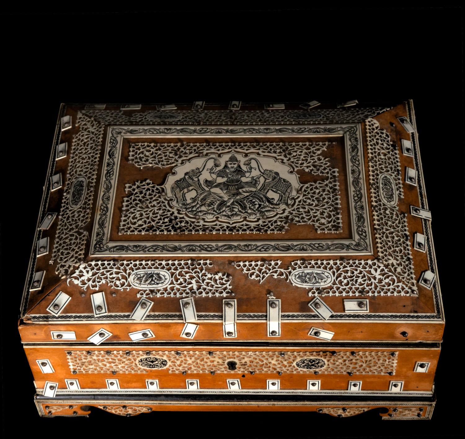 Indian tabletop chest in wood and carved bone marquetry with floral motifs, 19th century - Image 2 of 6
