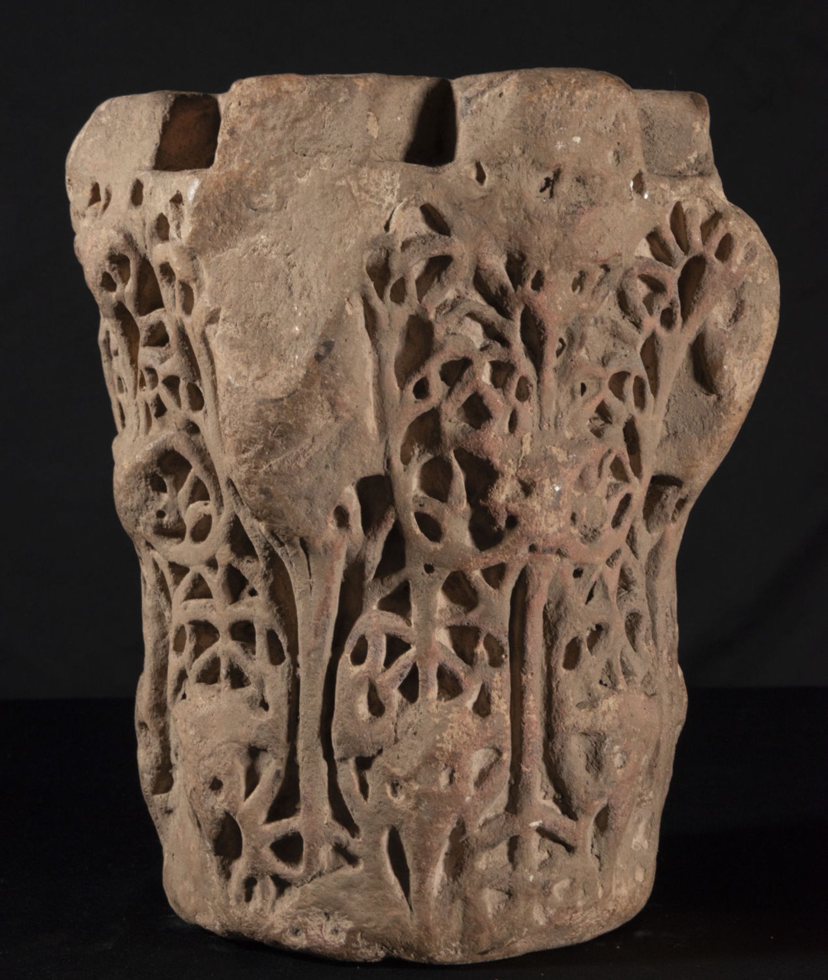 Exceptional Hispanic Muslim Capital called honeycomb, Islamic work Hispanic Arab Umayyad period 12th - Bild 3 aus 5