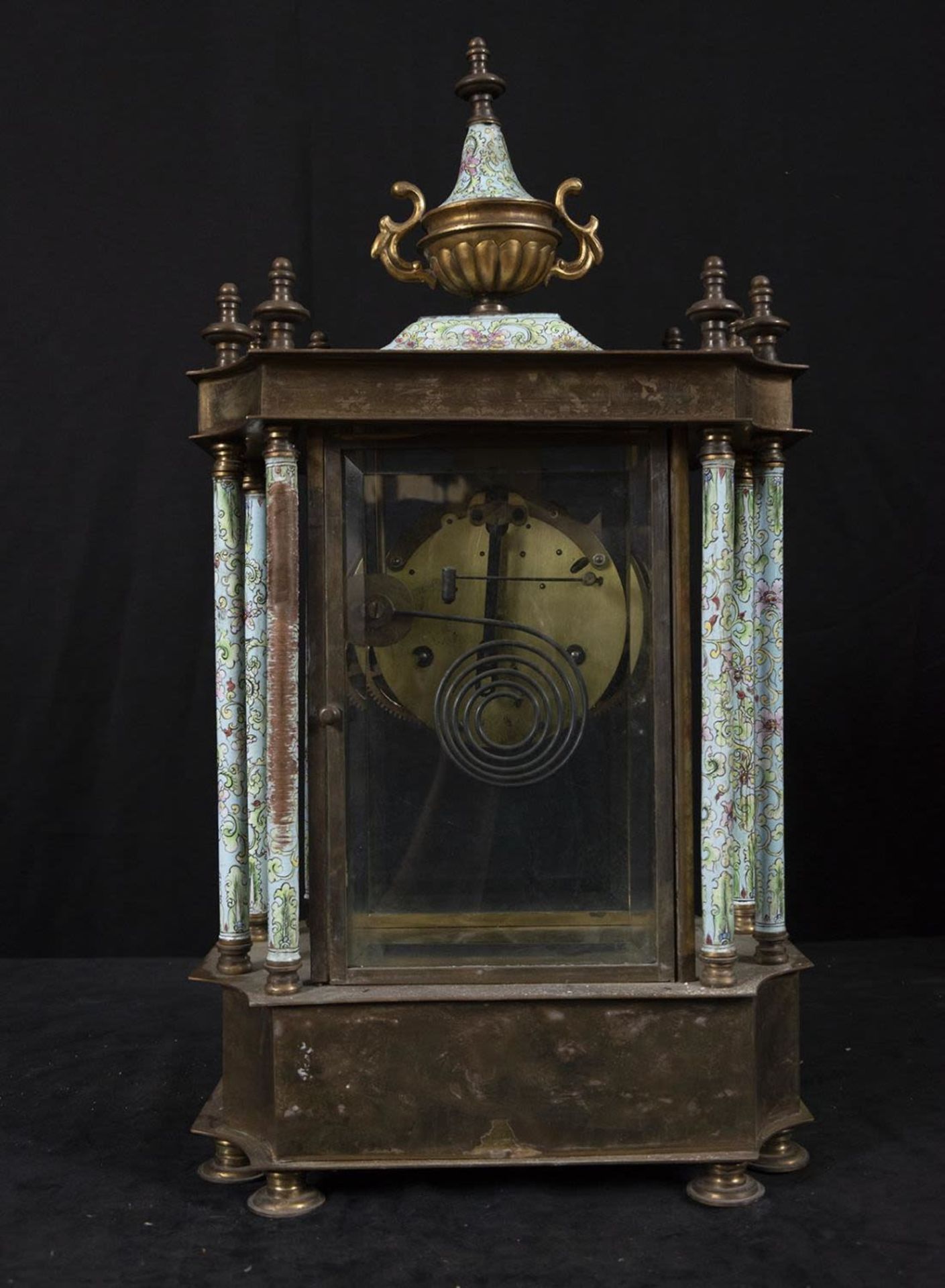 Portico Clock in bronze and Chinese enamels from Canton for export to the European market, 19th cent - Image 5 of 6