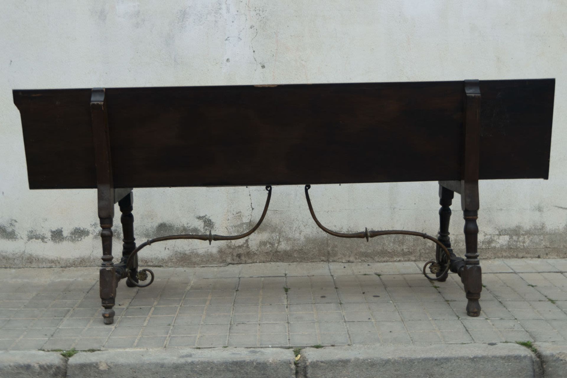 Baroque palace entrance bench with the Cross of Santiago and rivets in bronze and oak wood from the  - Bild 2 aus 2
