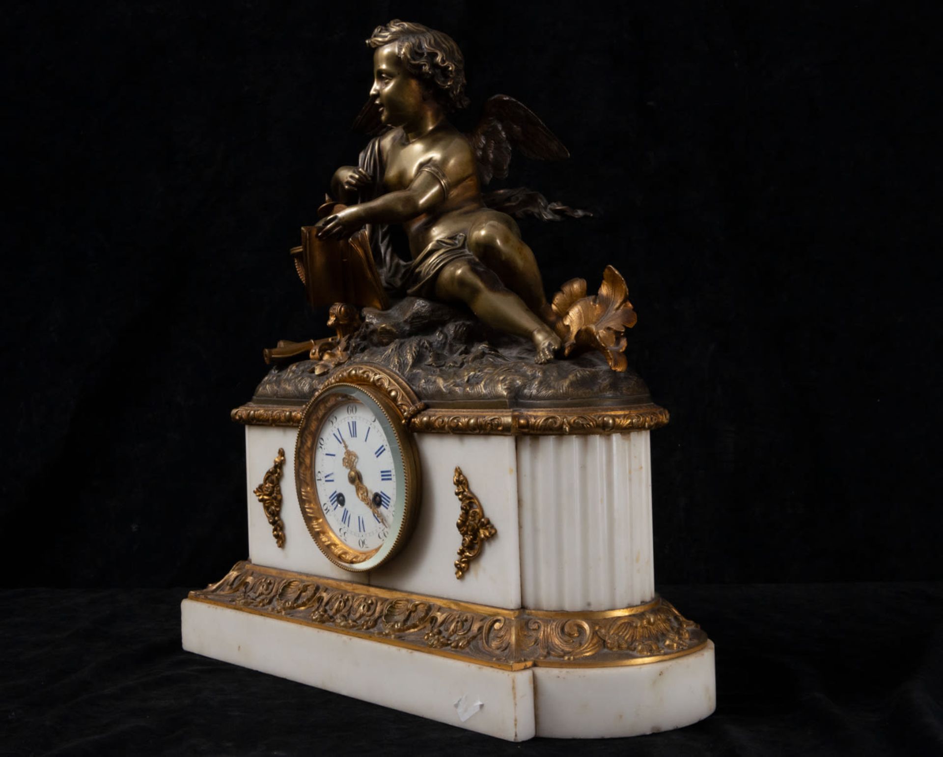 Bronze and white marble clock crowned by a little angel, 19th century - Bild 4 aus 6