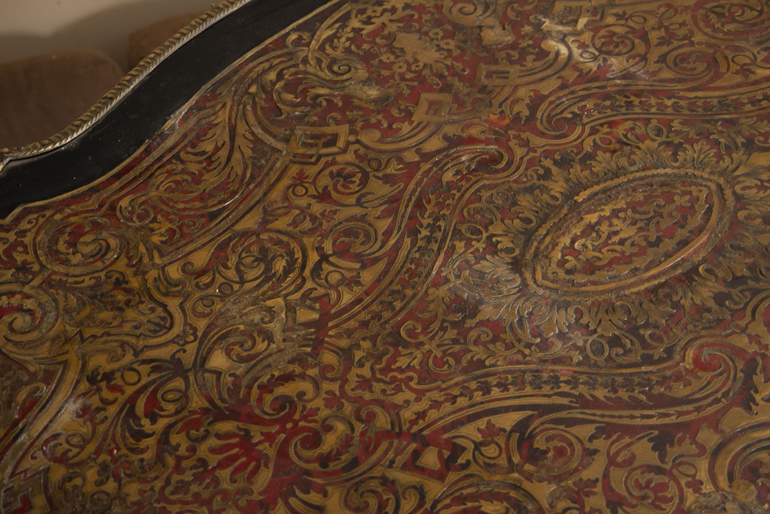 Boulle Louis XV period coffee table in tortoiseshell marquetry and embossed brass, late 17th century - Image 5 of 6