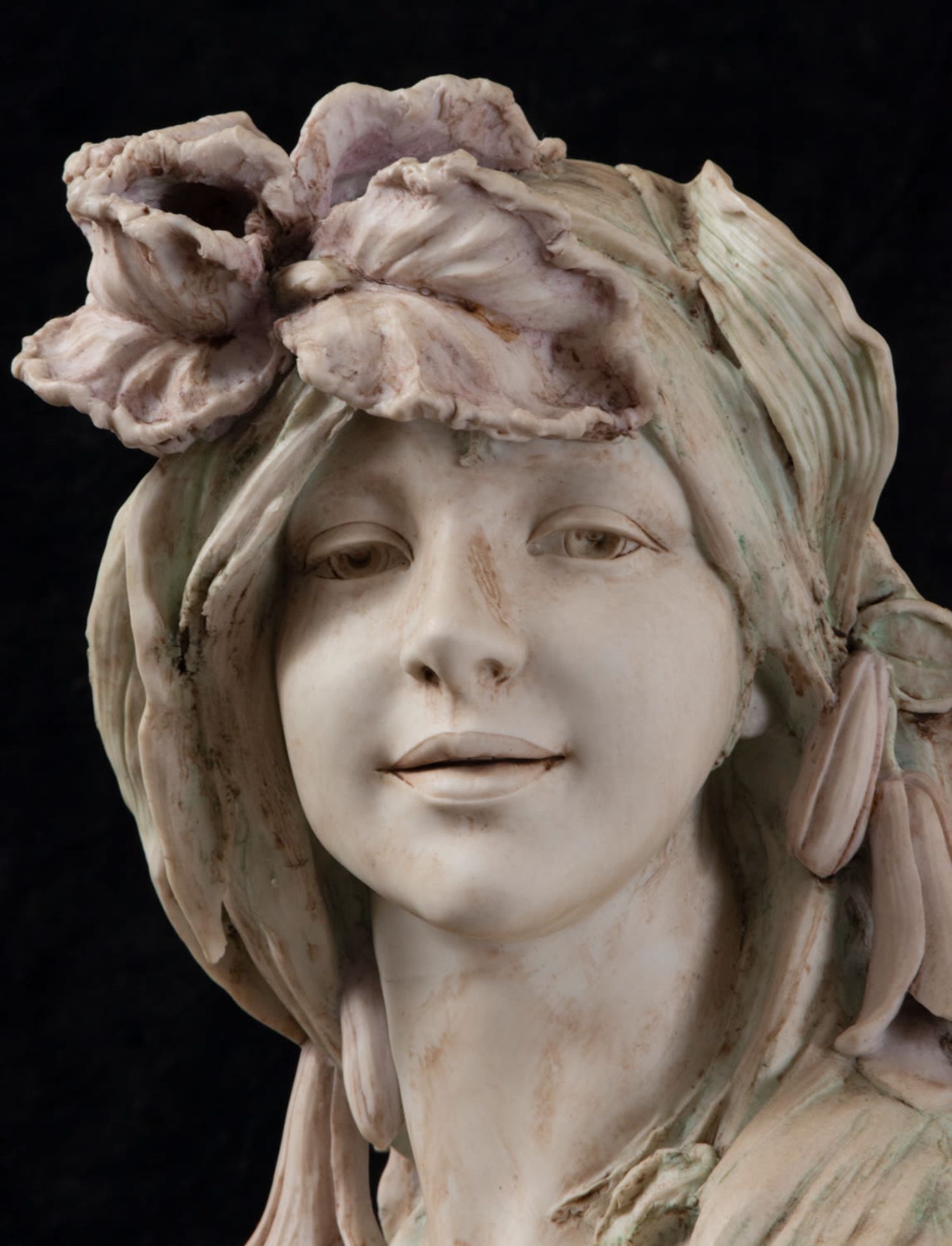 Biscuit bust of a young lady with flowers in her hand and head, 19th century - Image 3 of 4