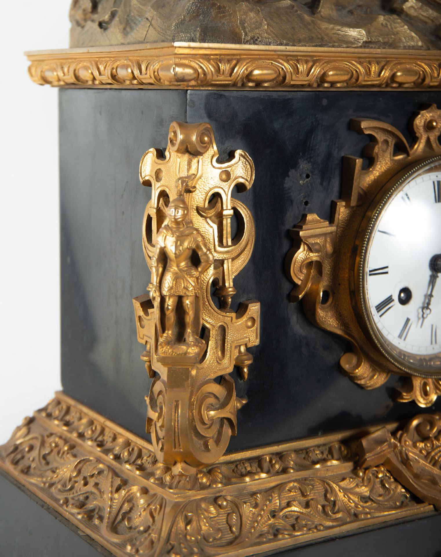 Gilt bronze clock depicting a Templar knight in the crusades, 19th century - Image 6 of 7