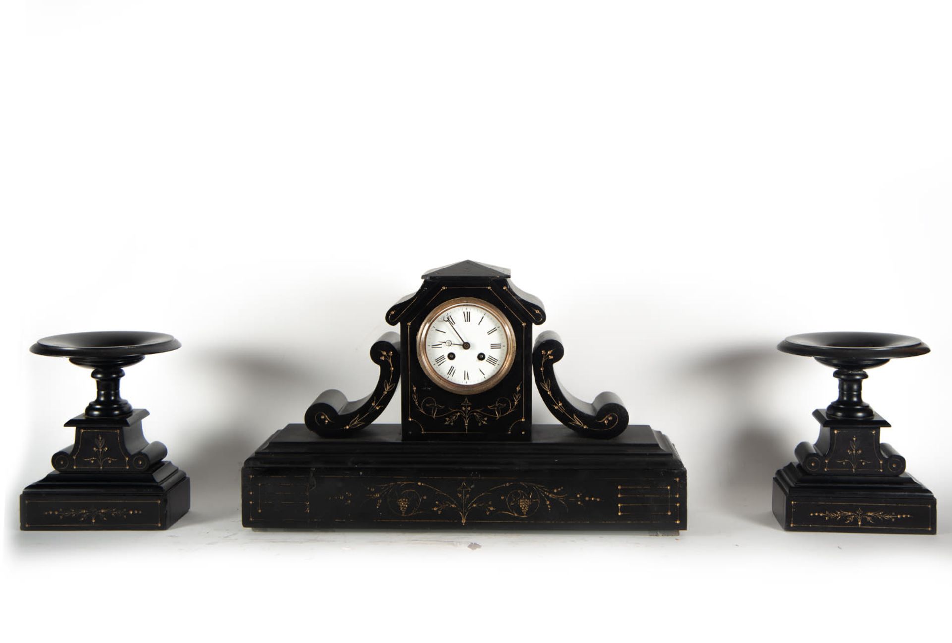 Garnish with clock in black marble, late 19th century