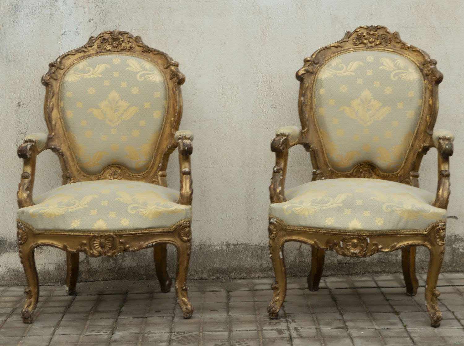 Pair of gilded armchairs, 18th - 19th centuries. Fouls.