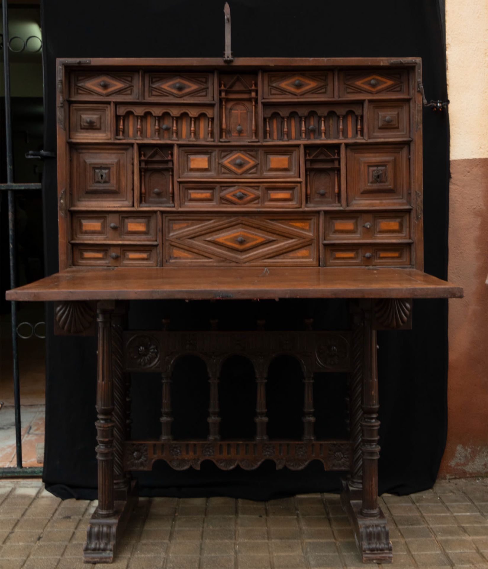 Spanish oak bargueño from the 17th century with foot of bridge from the 19th century - Bild 4 aus 6