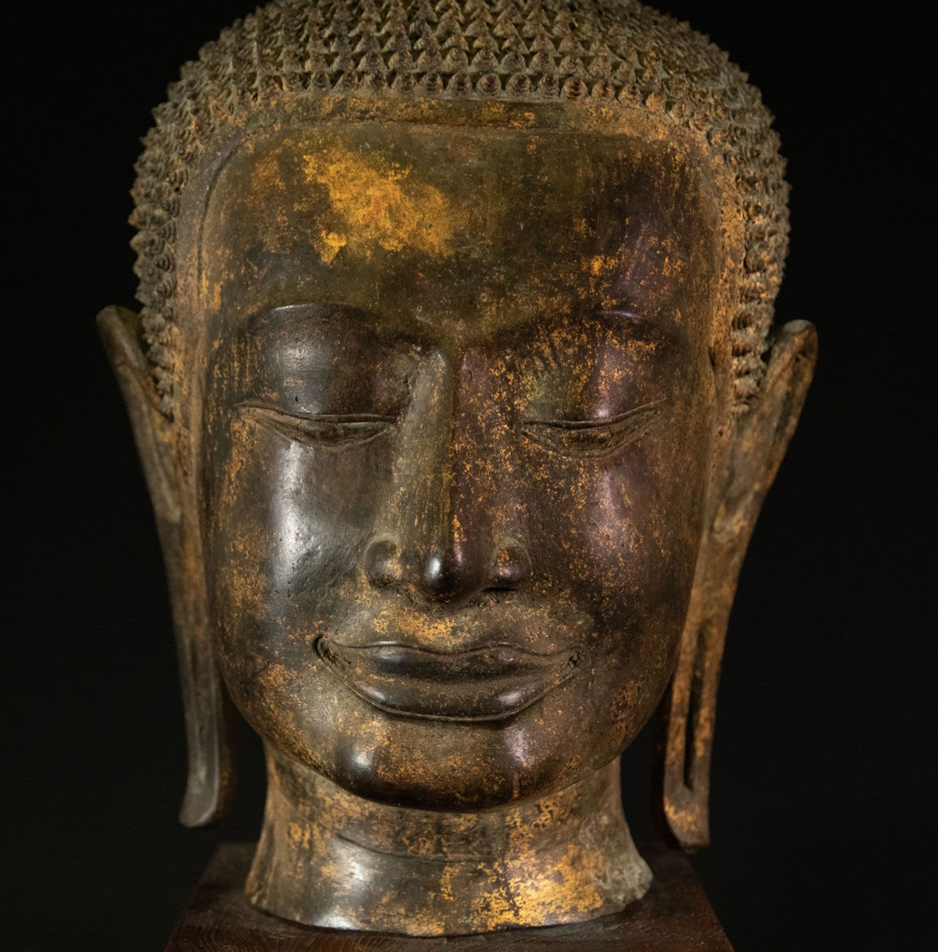 Large Gilt Bronze Buddha Head, Cambodia, 17th century - Bild 2 aus 4
