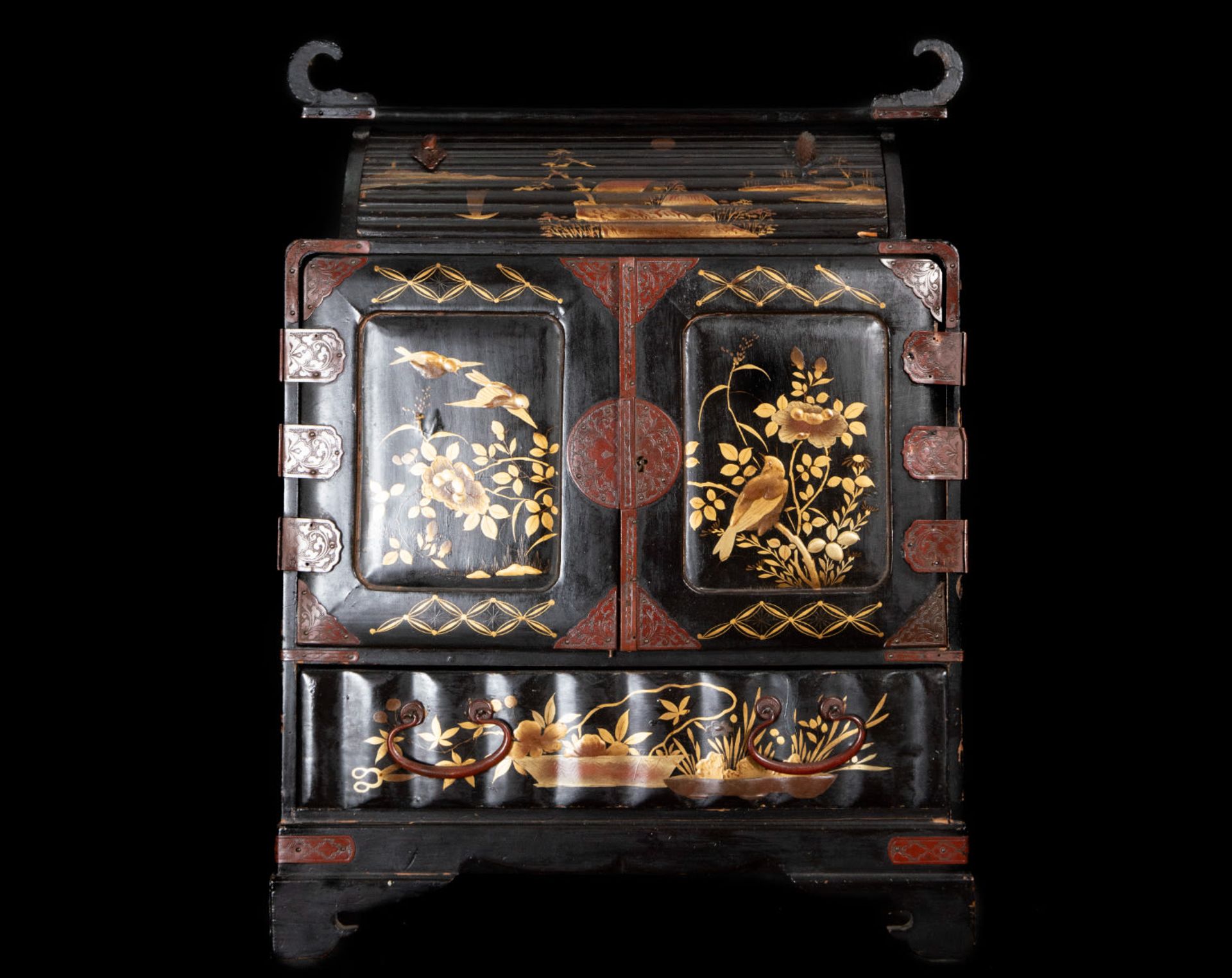 Exquisite Japanese Meiji tabletop cabinet in lacquered and gilded wood, 19th century - Bild 4 aus 8