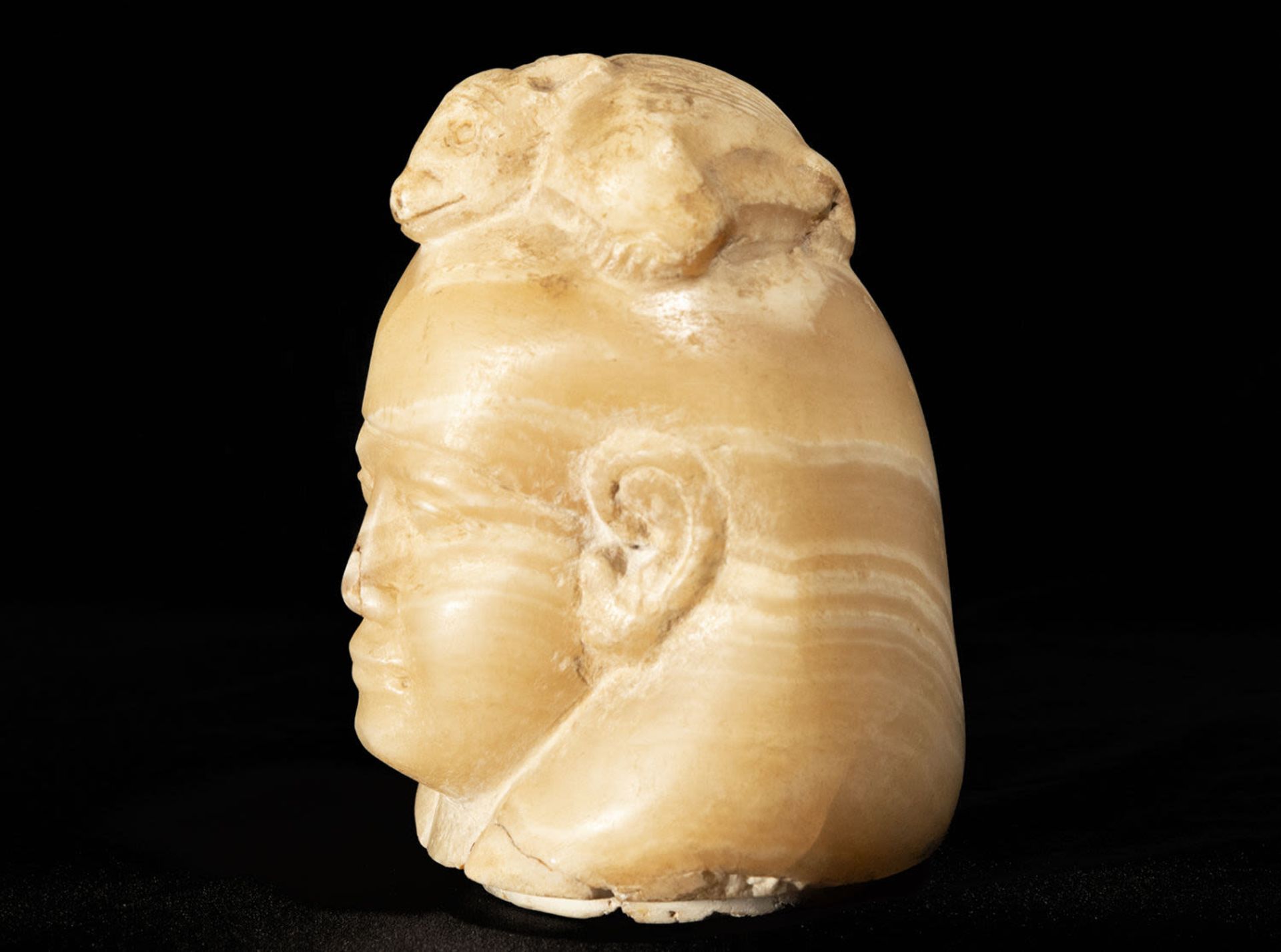 Rare Alabaster Canopic Vase Cover depicting the Goddess Abbas, possibly 1319-1307 BC, Late Egyptian  - Bild 2 aus 4