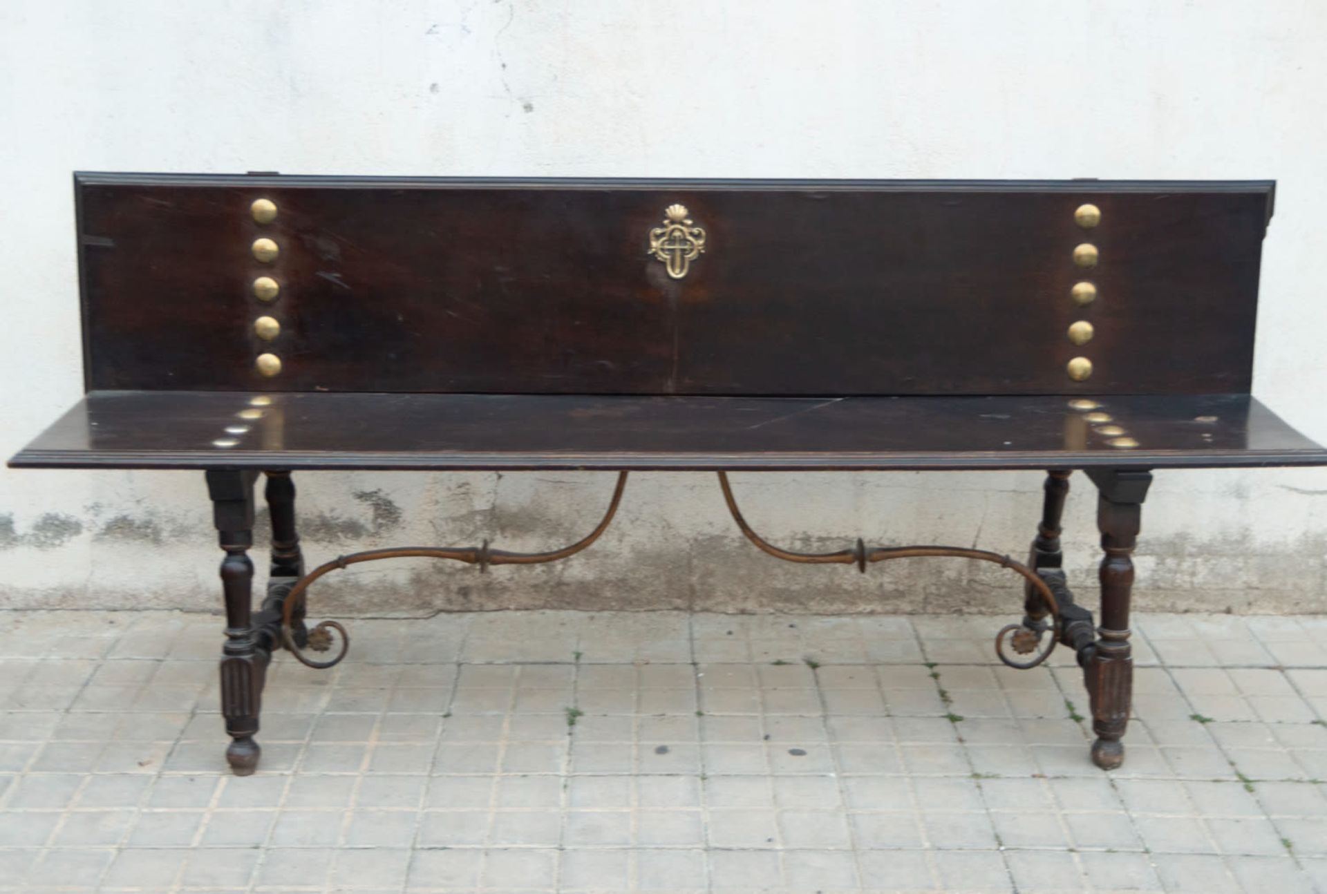 Baroque palace entrance bench with the Cross of Santiago and rivets in bronze and oak wood from the 