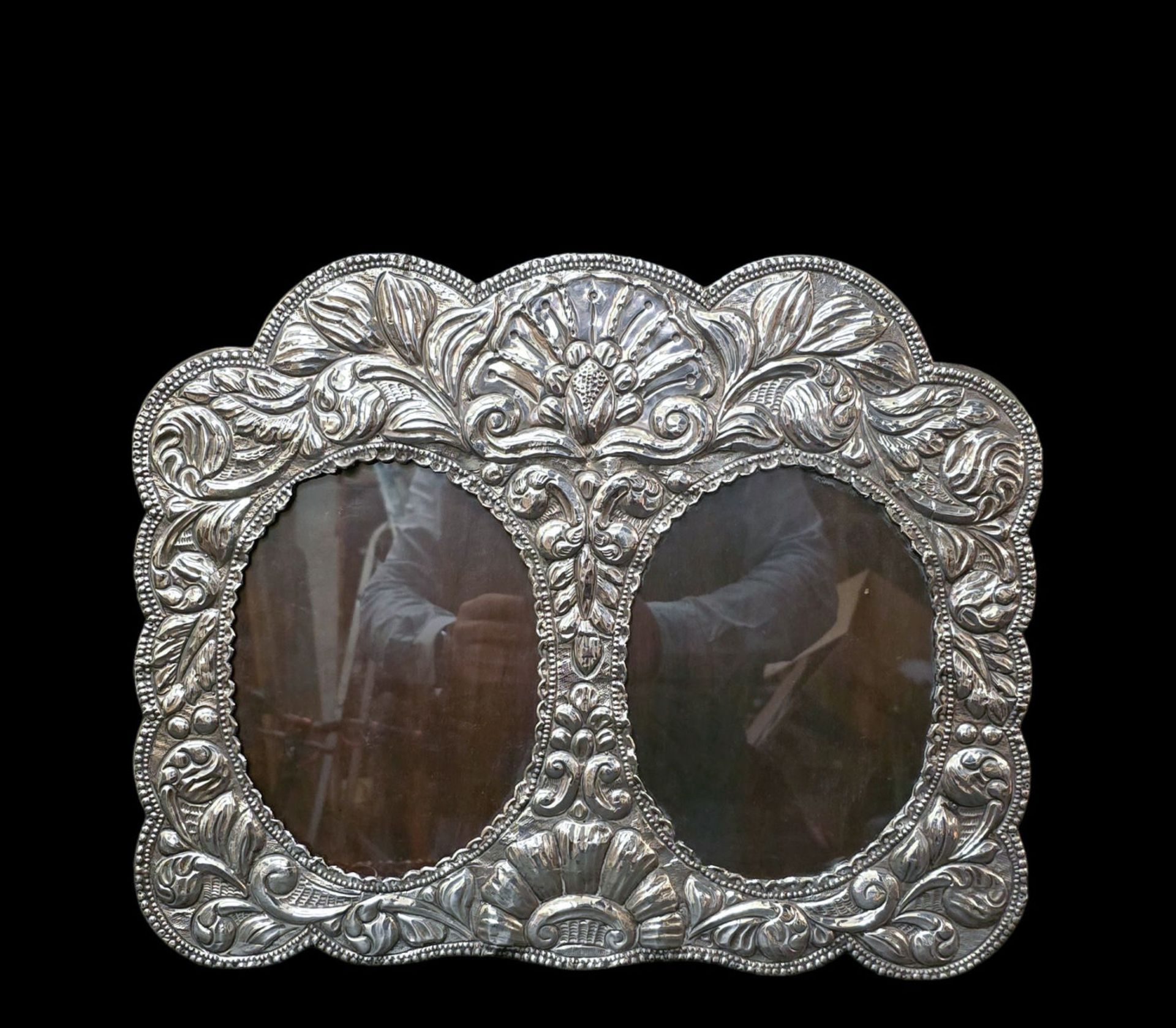 Exquisite large double oval table frame in Peruvian sterling silver, late 19th century - early 20th 