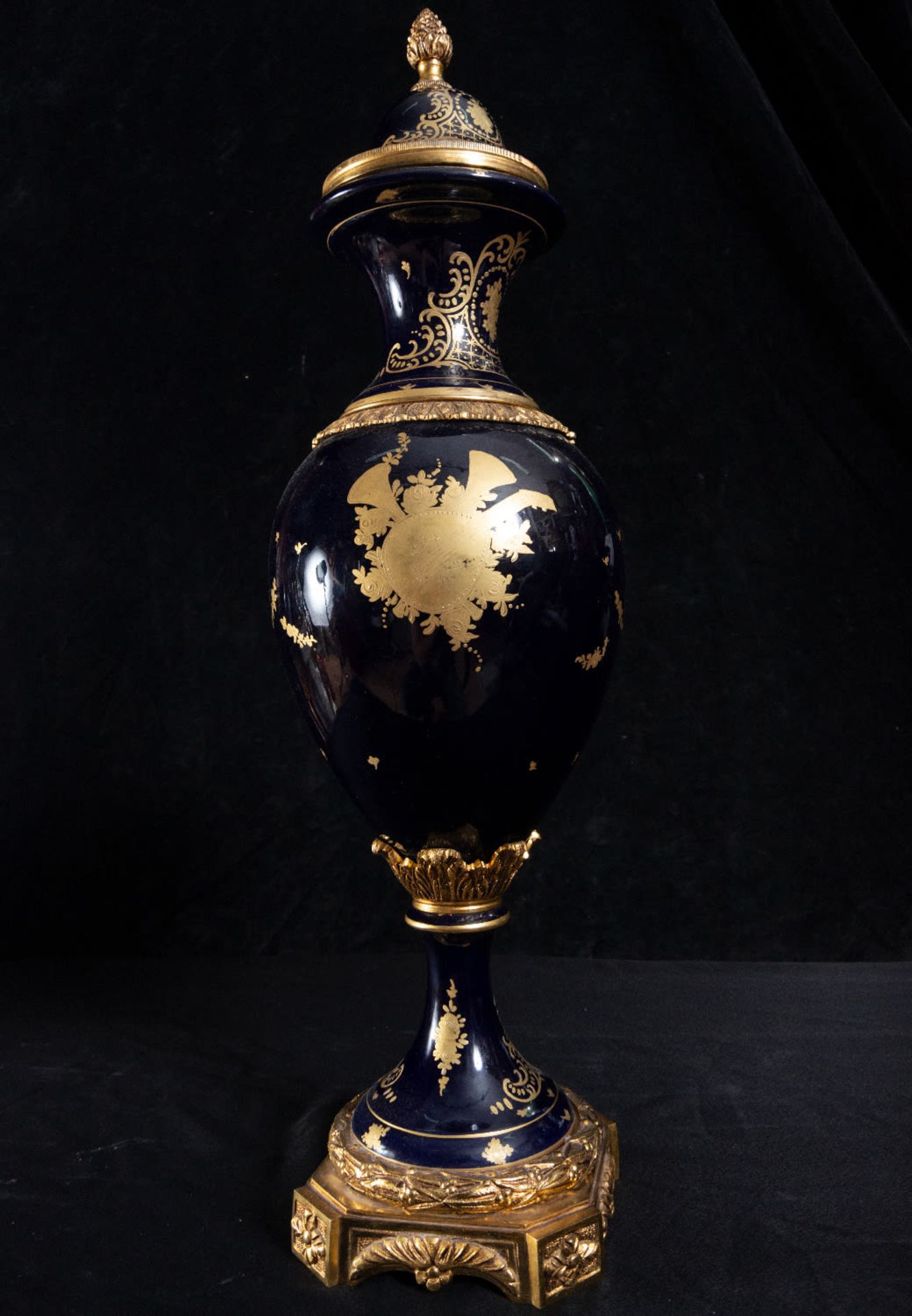 Great pair of French porcelain vases "Sevres Blue", mounted in gilt bronze, late 19th century - Bild 4 aus 6