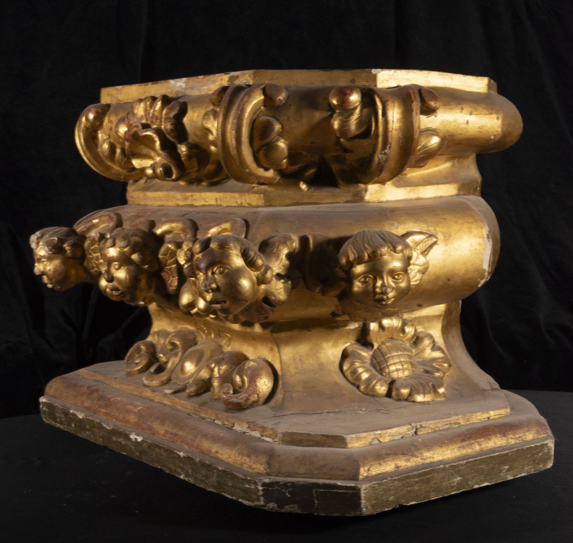 Large Italian Baroque Pedestal in wood gilded with gold leaf - Bild 2 aus 4