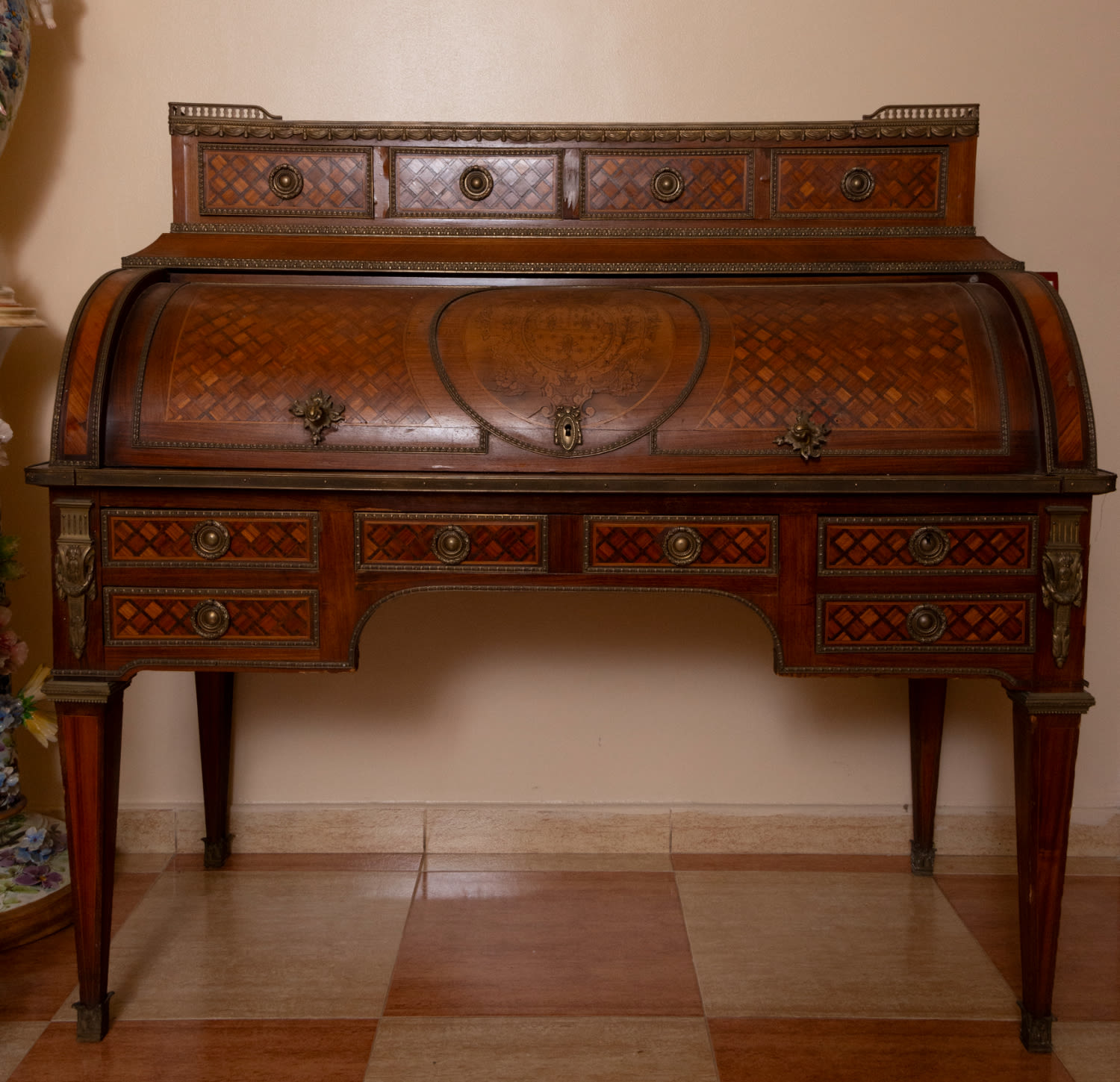 Precious "Bureau a Plat" with Bourbon shield in marquetry from the beginning of the 20th century to 