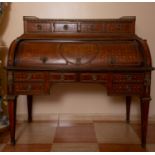 Precious "Bureau a Plat" with Bourbon shield in marquetry from the beginning of the 20th century to 