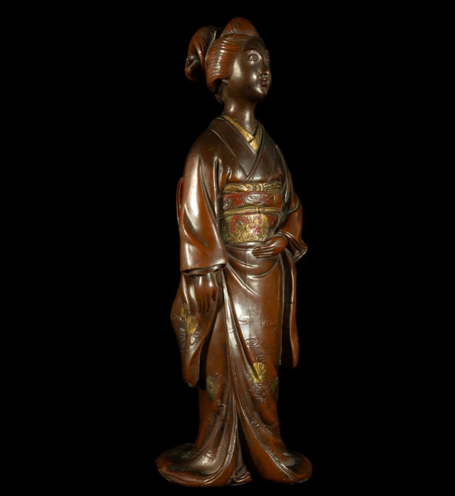 Exquisite Japanese Meiji Geisha in carved and gold-gilt "repoussé" copper, 19th century - Image 4 of 7