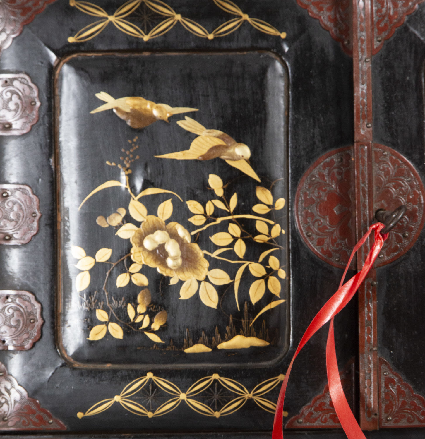 Exquisite Japanese Meiji tabletop cabinet in lacquered and gilded wood, 19th century - Image 3 of 8